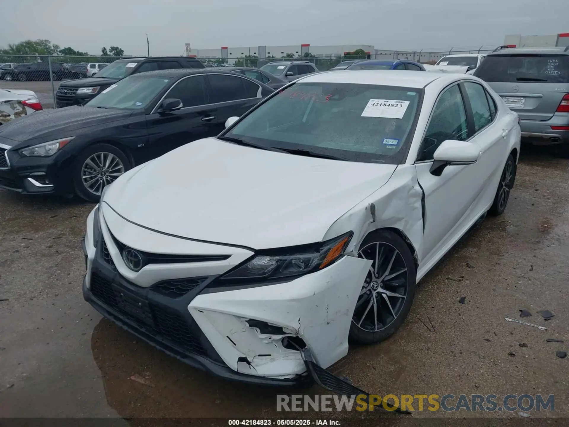 2 fotografías del automóvil dañado 4T1G11AK5NU674903 TOYOTA CAMRY 2022