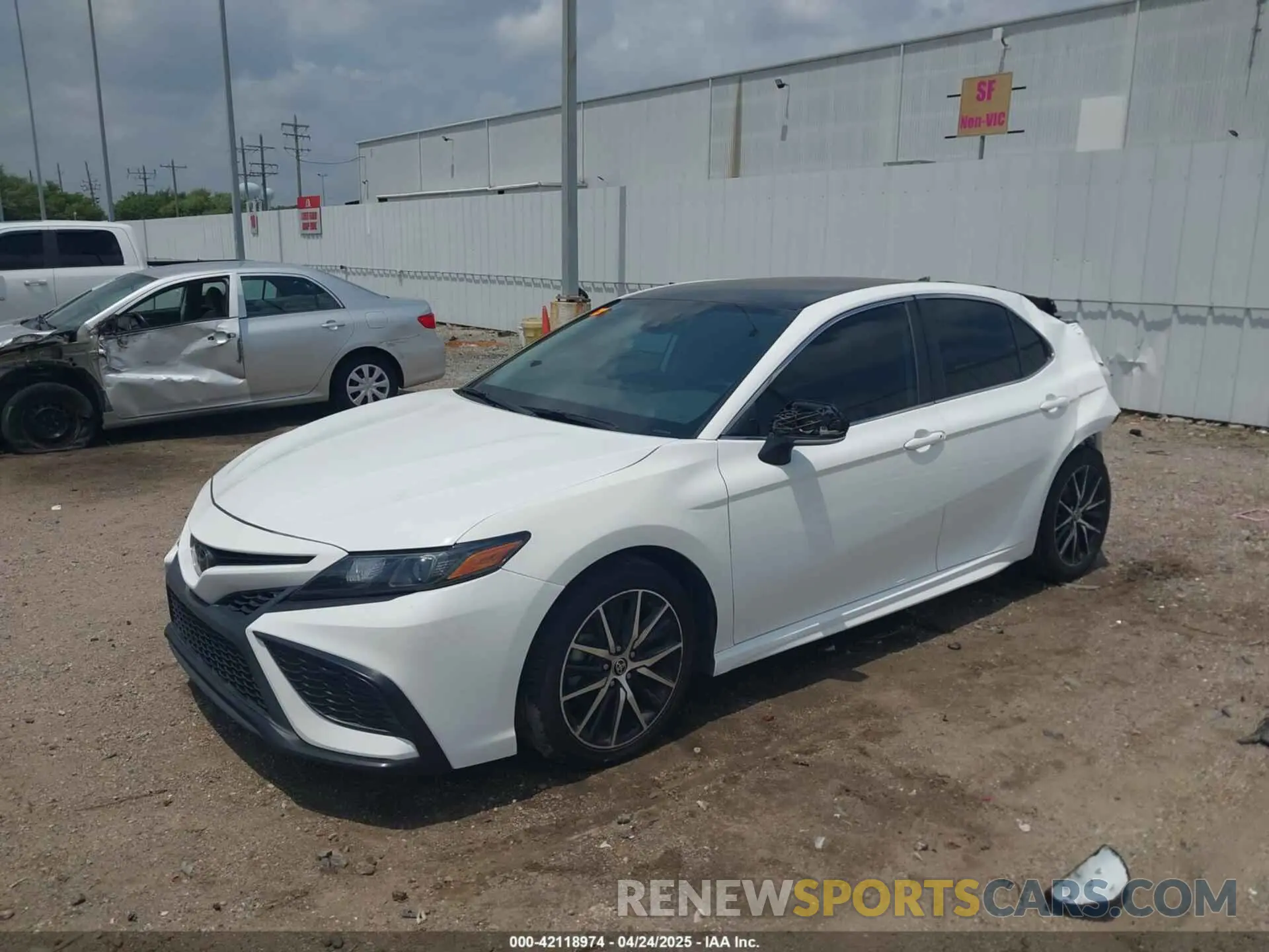 2 fotografías del automóvil dañado 4T1G11AK6NU630621 TOYOTA CAMRY 2022