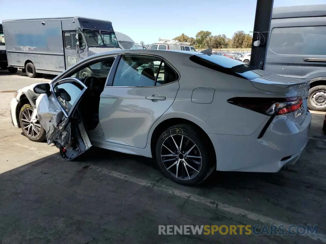 2 fotografías del automóvil dañado 4T1G11AKXNU036016 TOYOTA CAMRY 2022