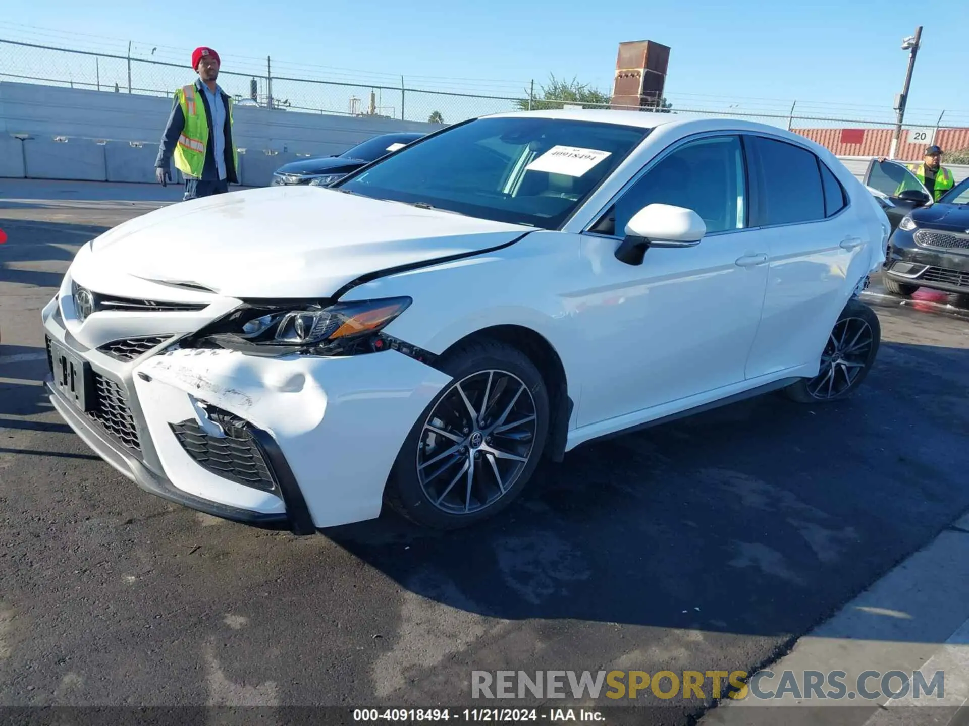 2 fotografías del automóvil dañado 4T1G11AKXNU044763 TOYOTA CAMRY 2022
