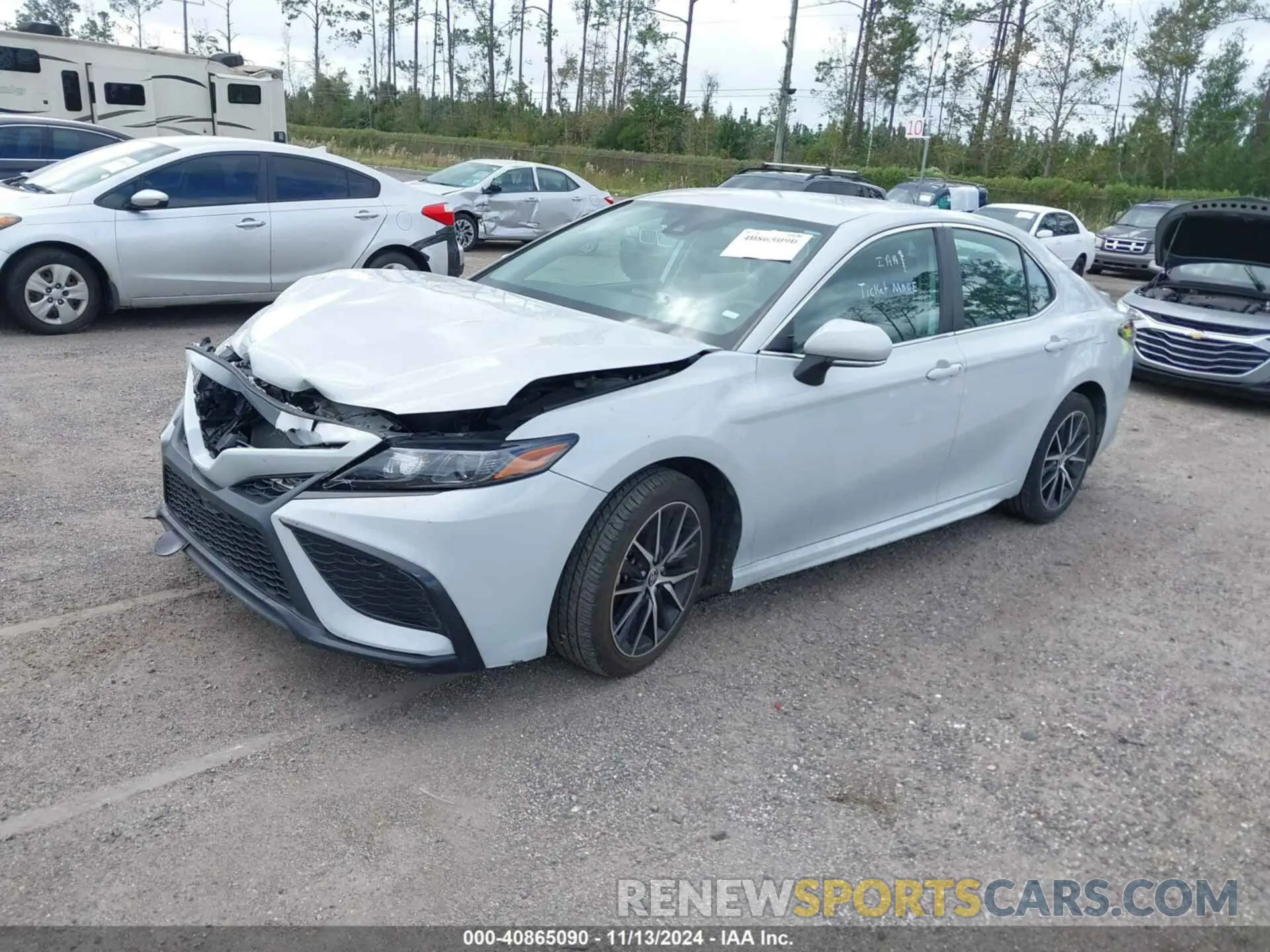 2 fotografías del automóvil dañado 4T1G11AKXNU069534 TOYOTA CAMRY 2022