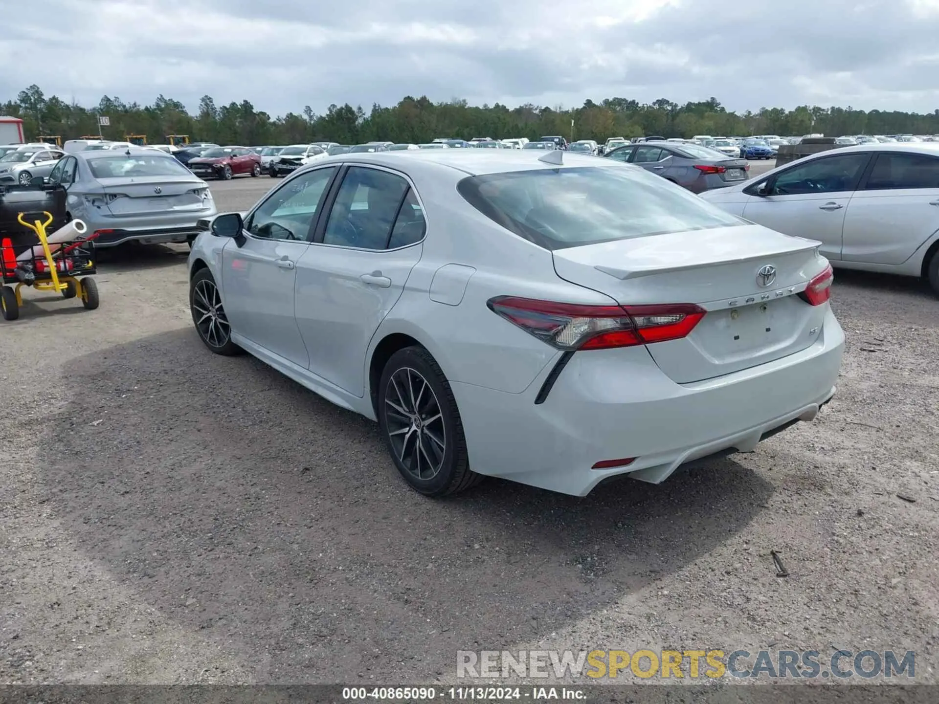 3 fotografías del automóvil dañado 4T1G11AKXNU069534 TOYOTA CAMRY 2022
