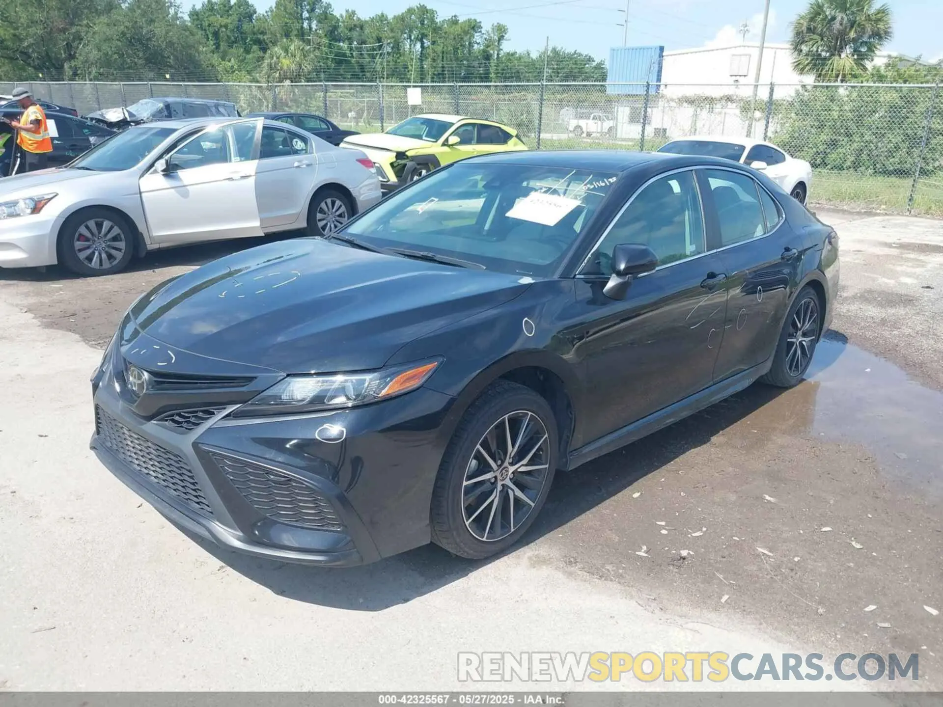 2 fotografías del automóvil dañado 4T1G11AKXNU642139 TOYOTA CAMRY 2022