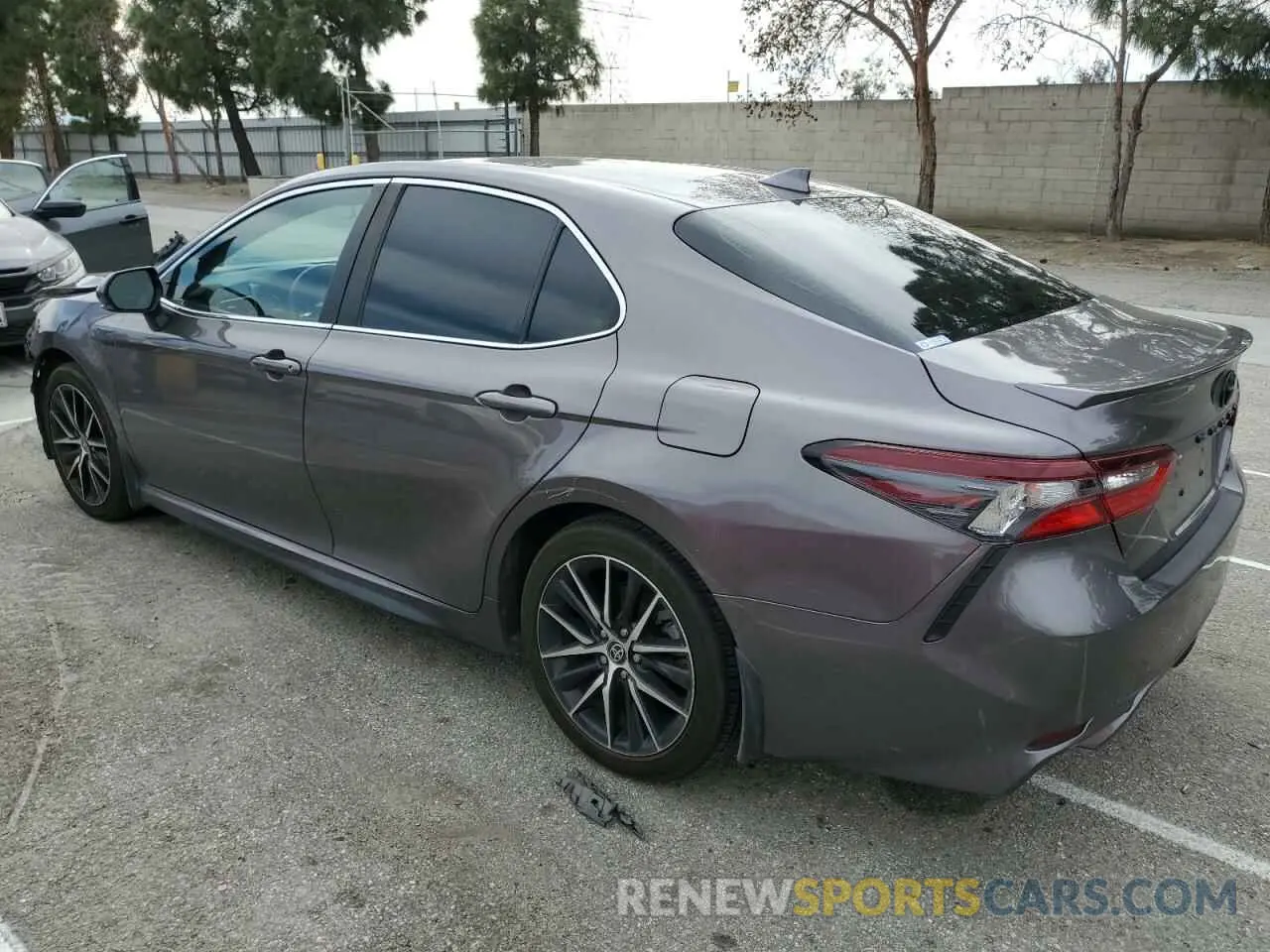 2 fotografías del automóvil dañado 4T1G11AKXNU649611 TOYOTA CAMRY 2022
