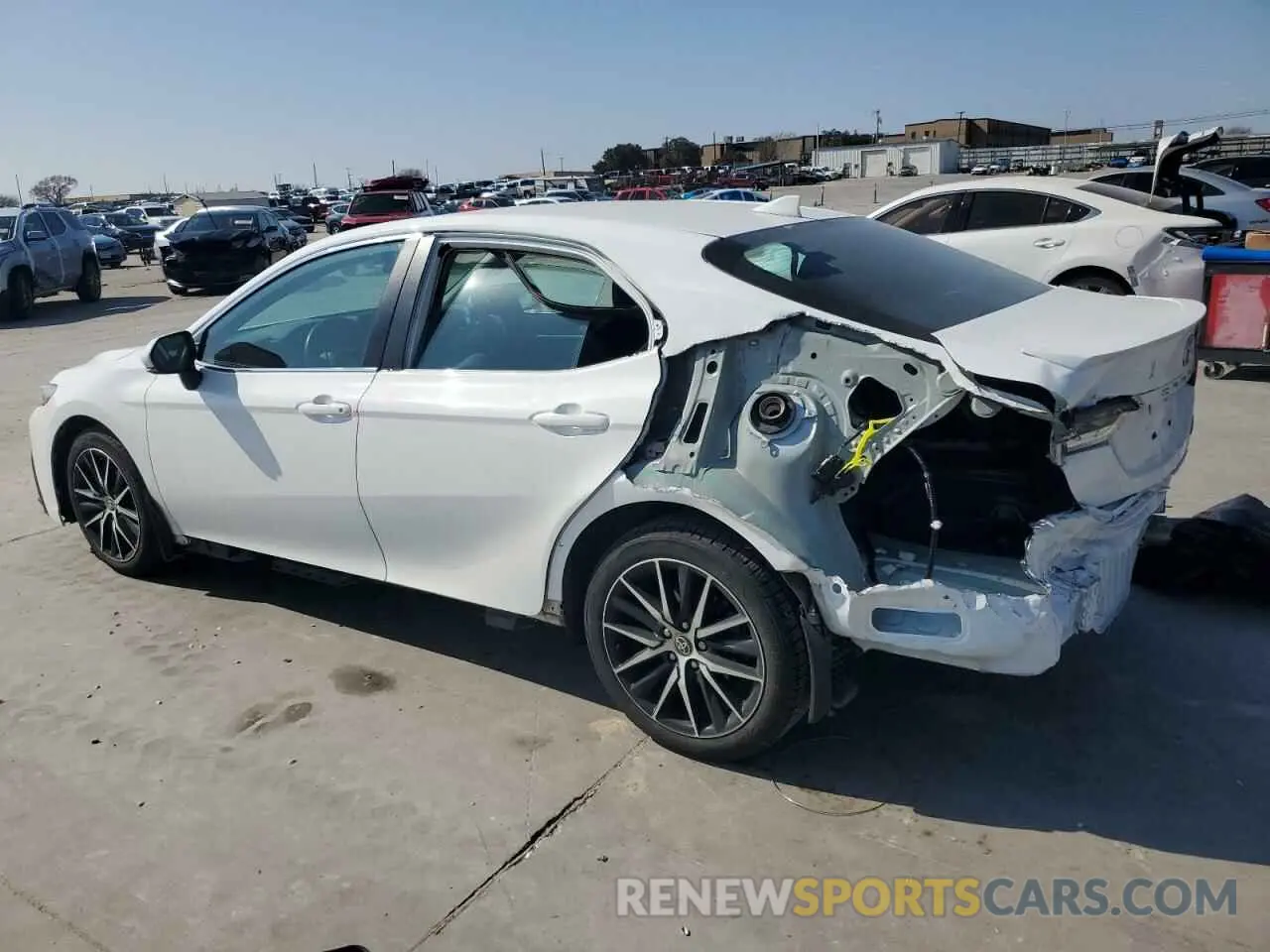 2 fotografías del automóvil dañado 4T1G11BK3NU055750 TOYOTA CAMRY 2022