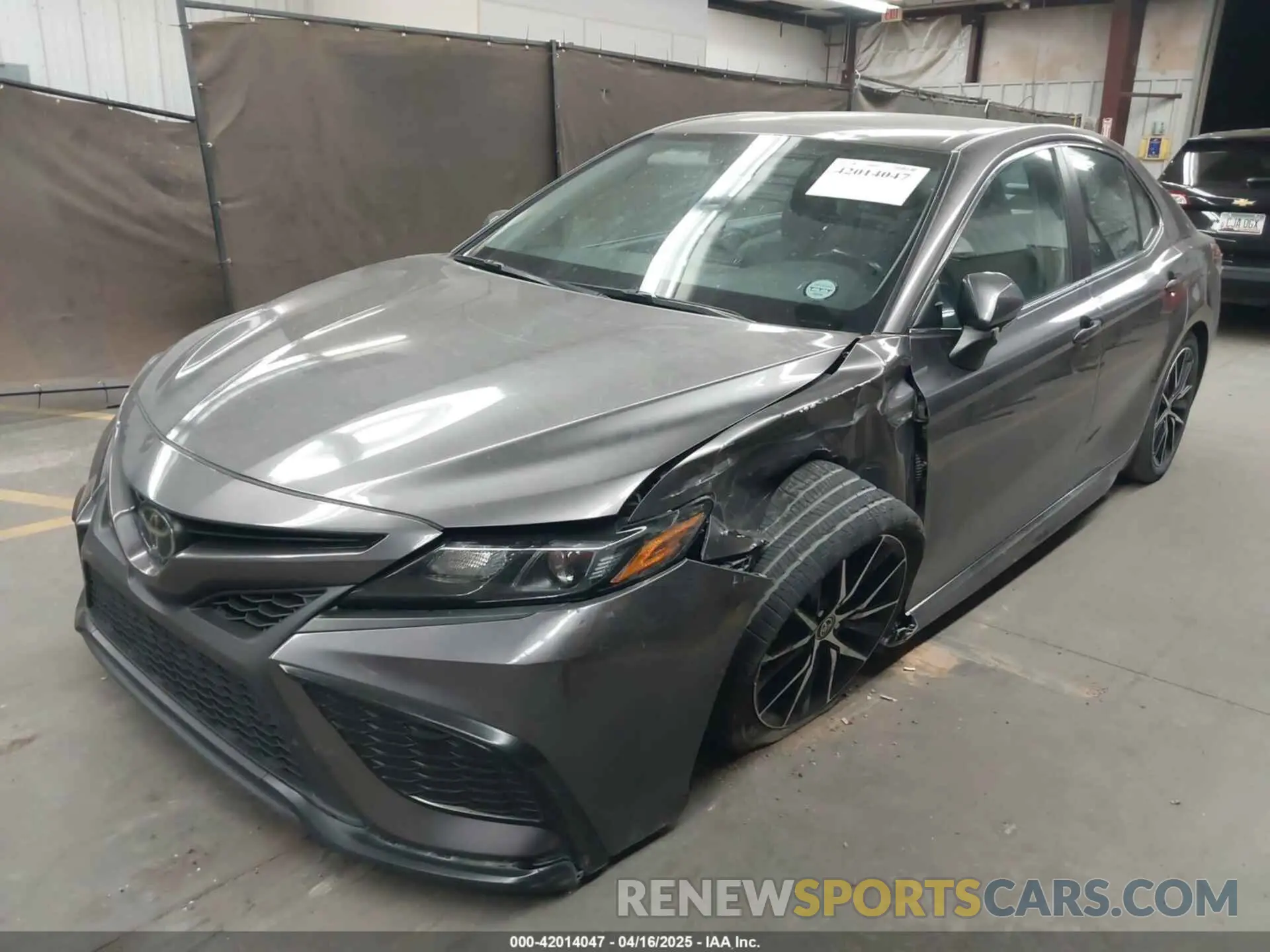 2 fotografías del automóvil dañado 4T1G11BK9NU053940 TOYOTA CAMRY 2022