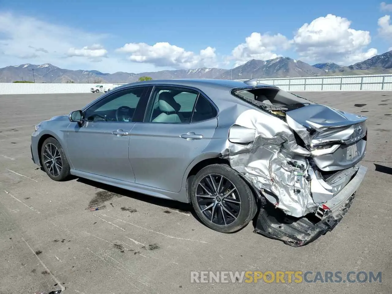 2 fotografías del automóvil dañado 4T1G11BK9NU068180 TOYOTA CAMRY 2022