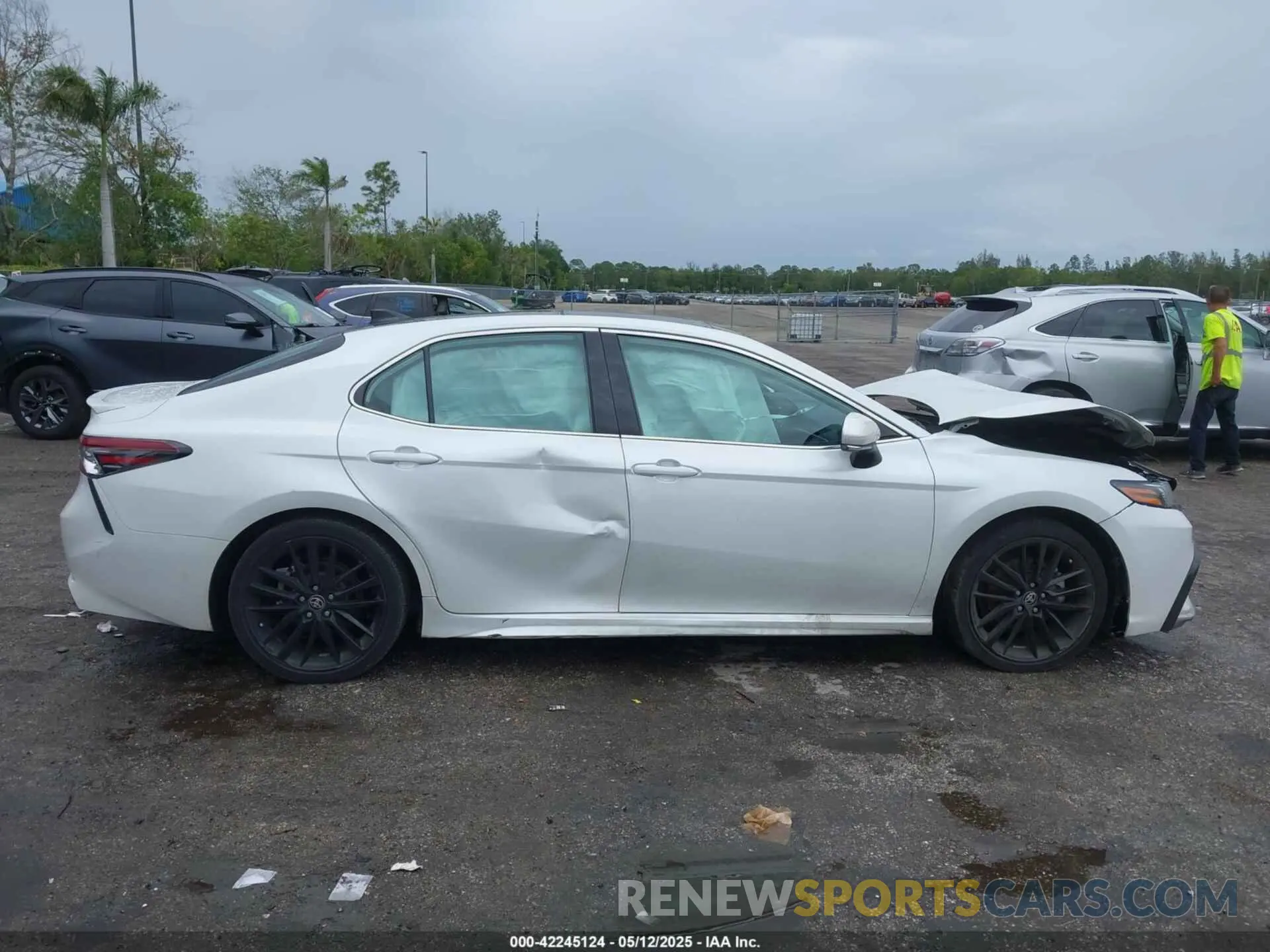14 fotografías del automóvil dañado 4T1K61AK1NU032335 TOYOTA CAMRY 2022