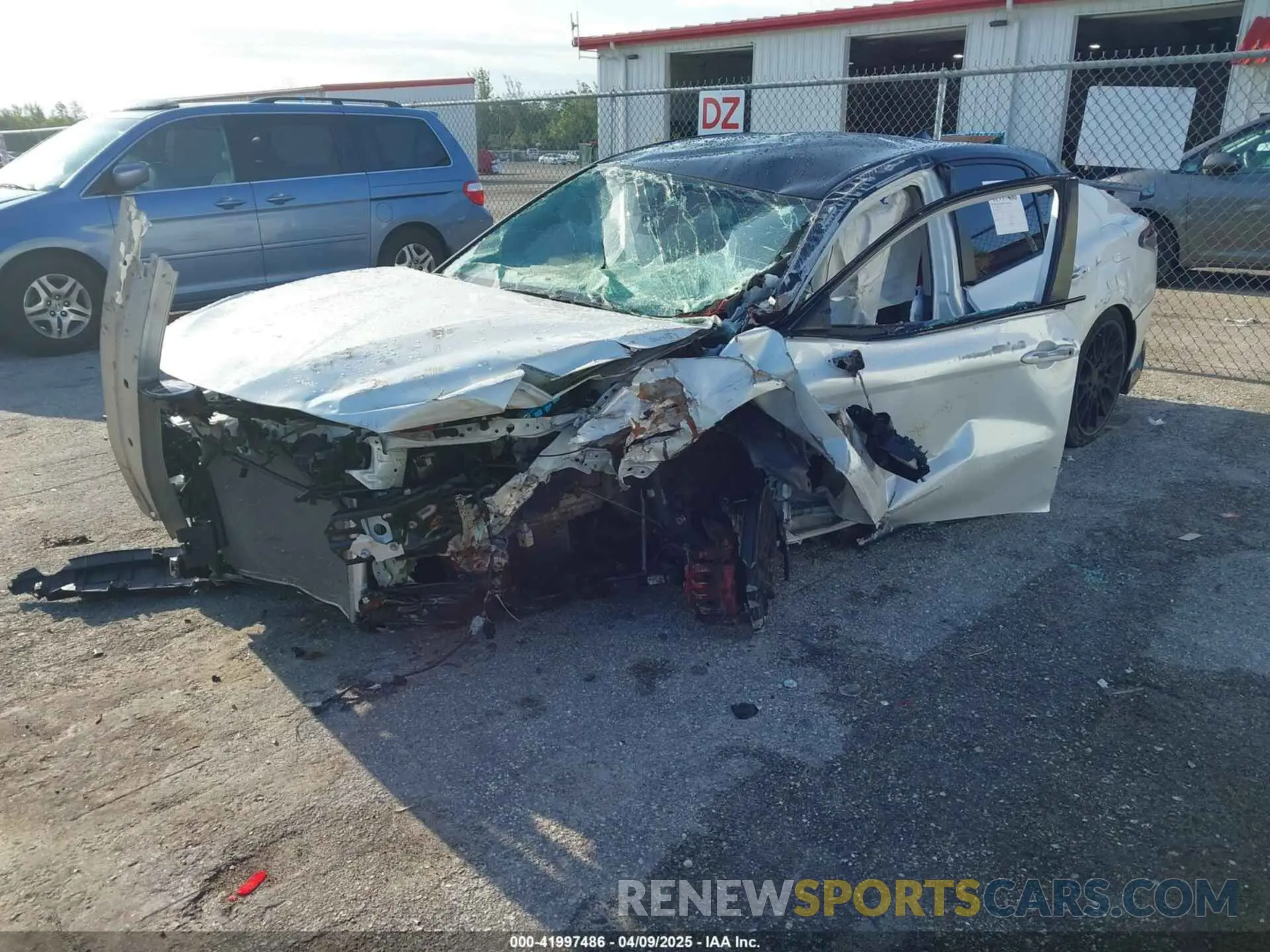 2 fotografías del automóvil dañado 4T1KZ1AK3NU068132 TOYOTA CAMRY 2022