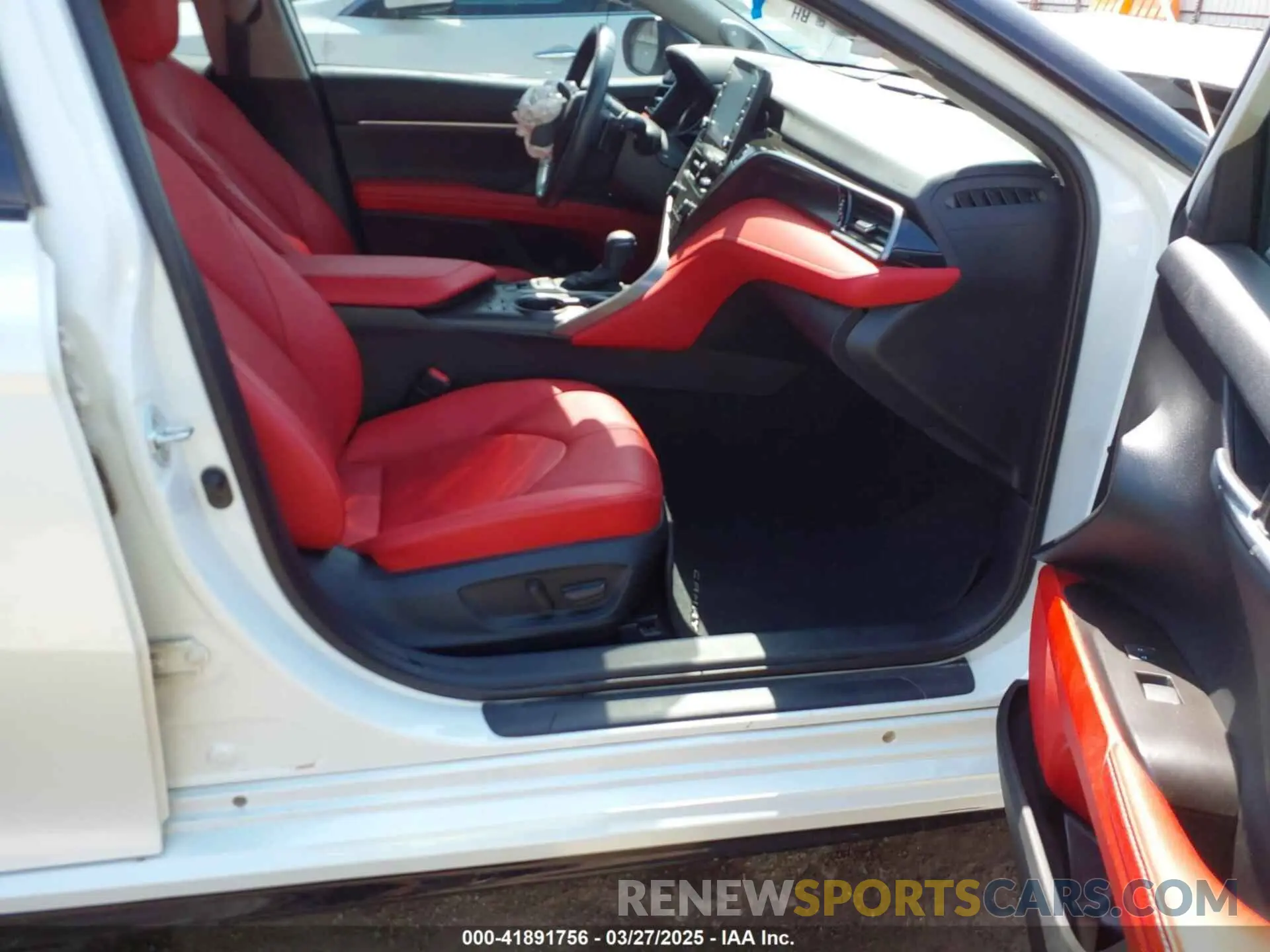 5 fotografías del automóvil dañado 4T1KZ1AK3NU070981 TOYOTA CAMRY 2022