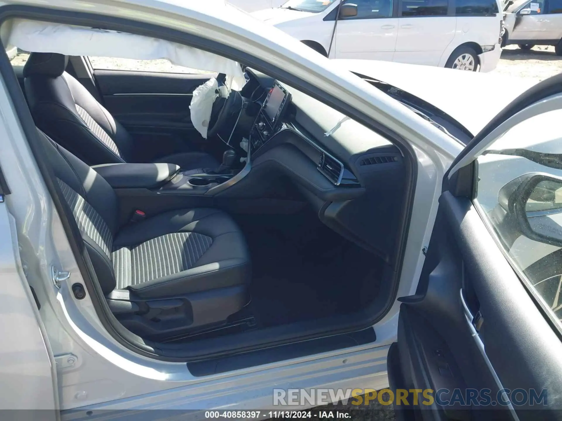 5 fotografías del automóvil dañado 4T1S11AKXNU046166 TOYOTA CAMRY 2022