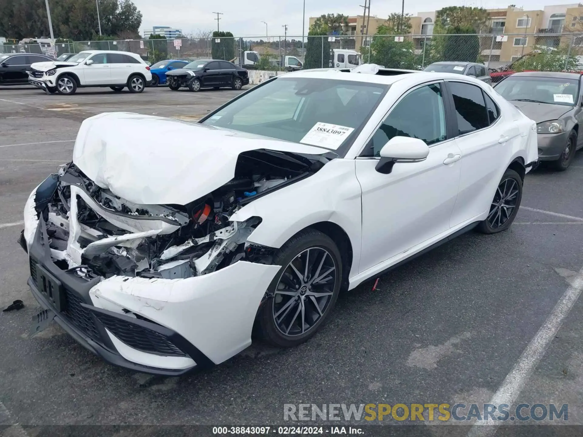 2 fotografías del automóvil dañado 4T1T11AK1NU642867 TOYOTA CAMRY 2022
