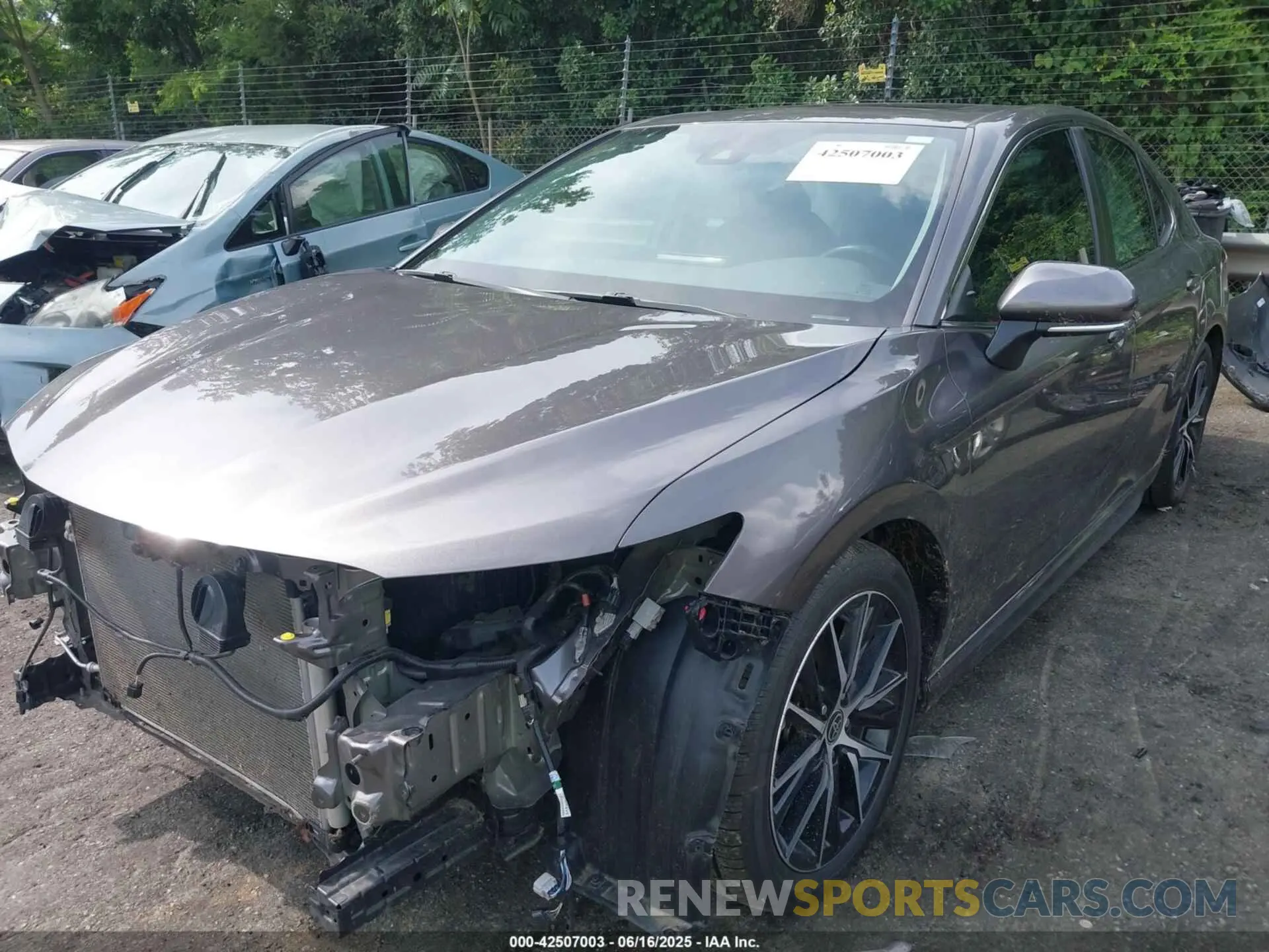 2 fotografías del automóvil dañado 4T1T11AK4NU013779 TOYOTA CAMRY 2022