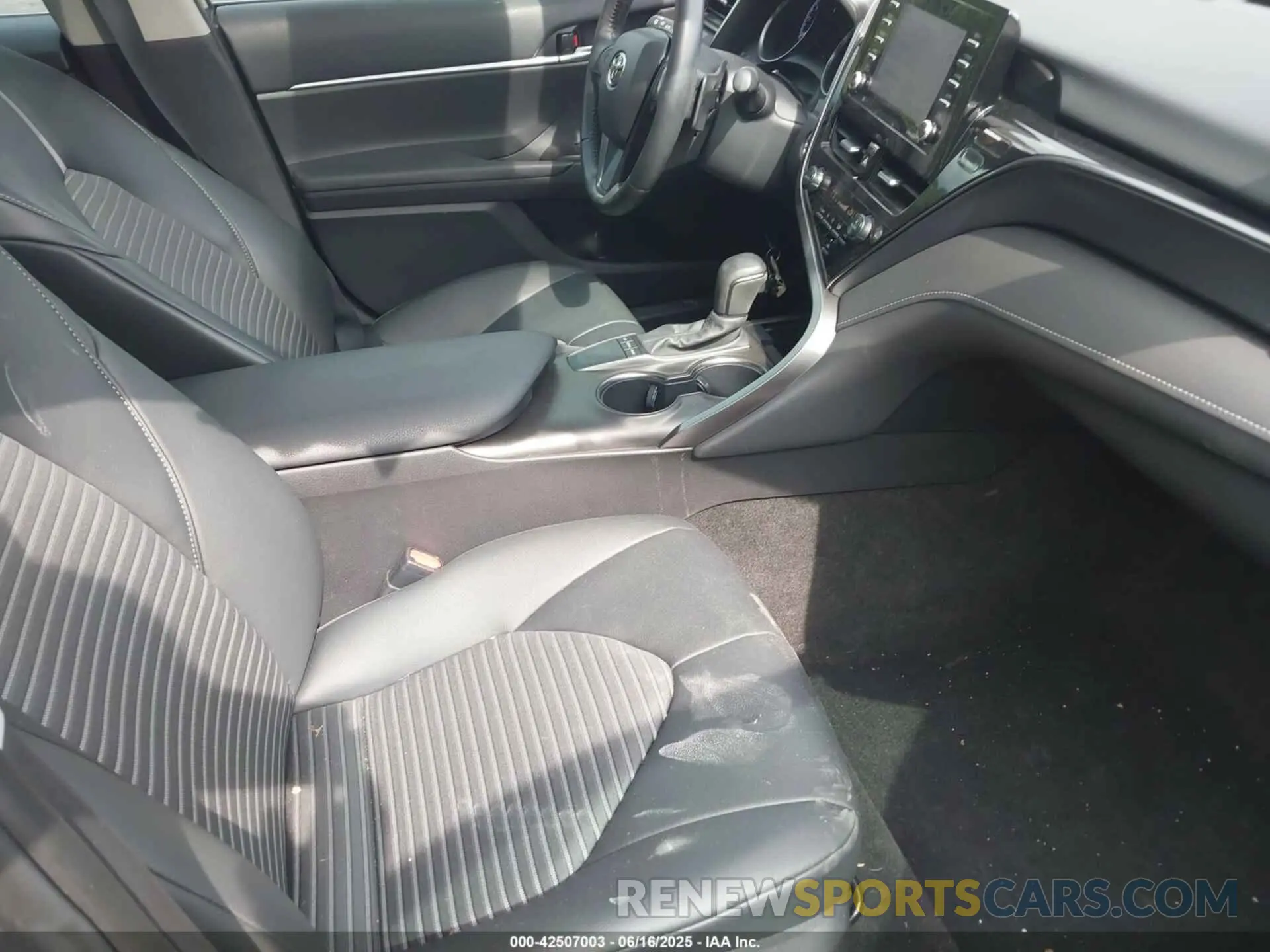 5 fotografías del automóvil dañado 4T1T11AK4NU013779 TOYOTA CAMRY 2022
