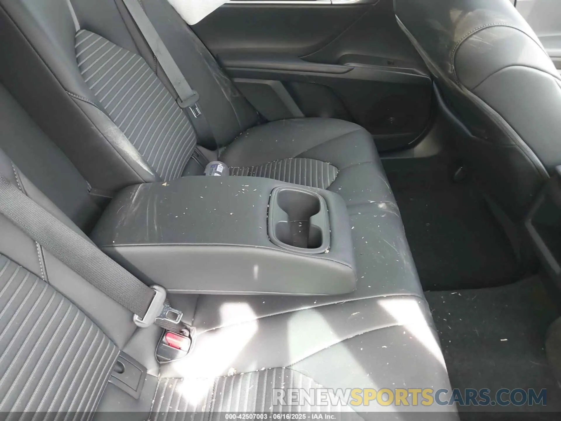 8 fotografías del automóvil dañado 4T1T11AK4NU013779 TOYOTA CAMRY 2022
