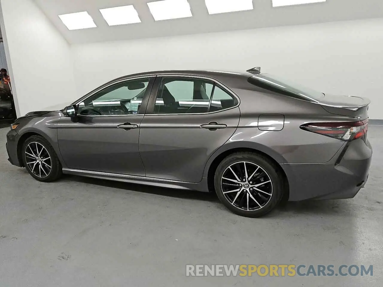 2 fotografías del automóvil dañado 4T1T11AK4NU633449 TOYOTA CAMRY 2022