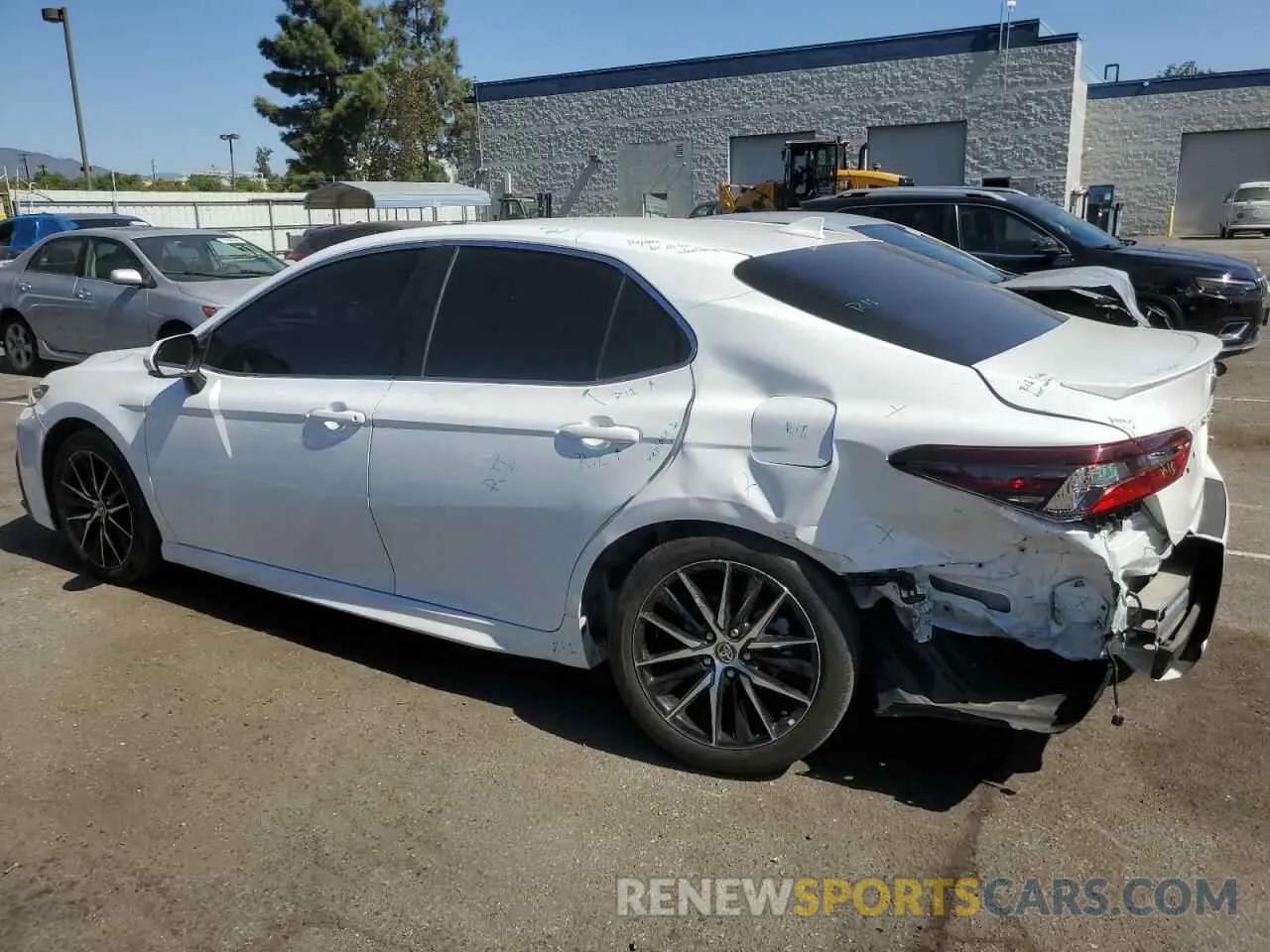 2 fotografías del automóvil dañado 4T1T11AK4NU704875 TOYOTA CAMRY 2022