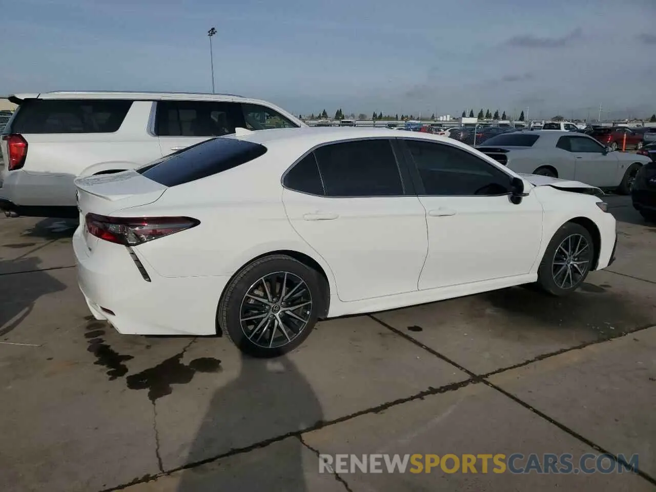 3 fotografías del automóvil dañado 4T1T11AK5NU645092 TOYOTA CAMRY 2022