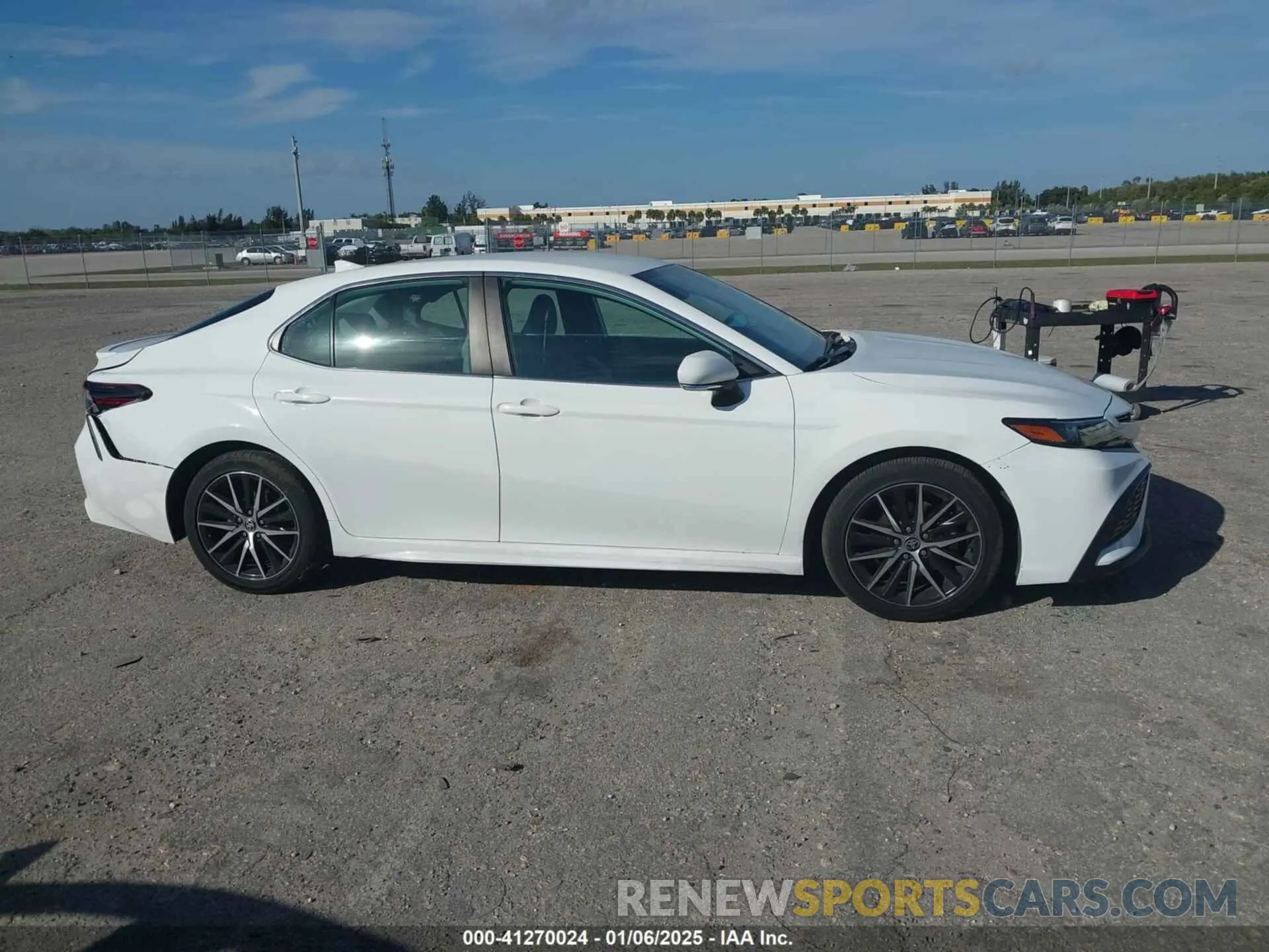 12 fotografías del automóvil dañado 4T1T11AK7NU637348 TOYOTA CAMRY 2022