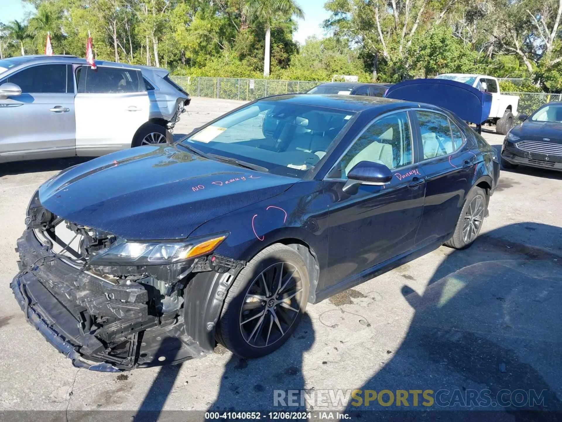 2 fotografías del automóvil dañado 4T1T11AK7NU641562 TOYOTA CAMRY 2022