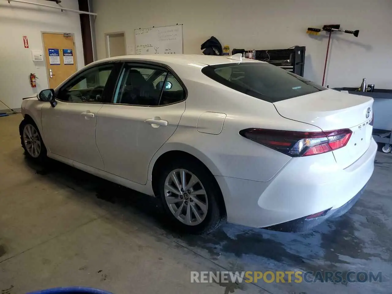 2 fotografías del automóvil dañado 4T1C11AK0PU162130 TOYOTA CAMRY 2023