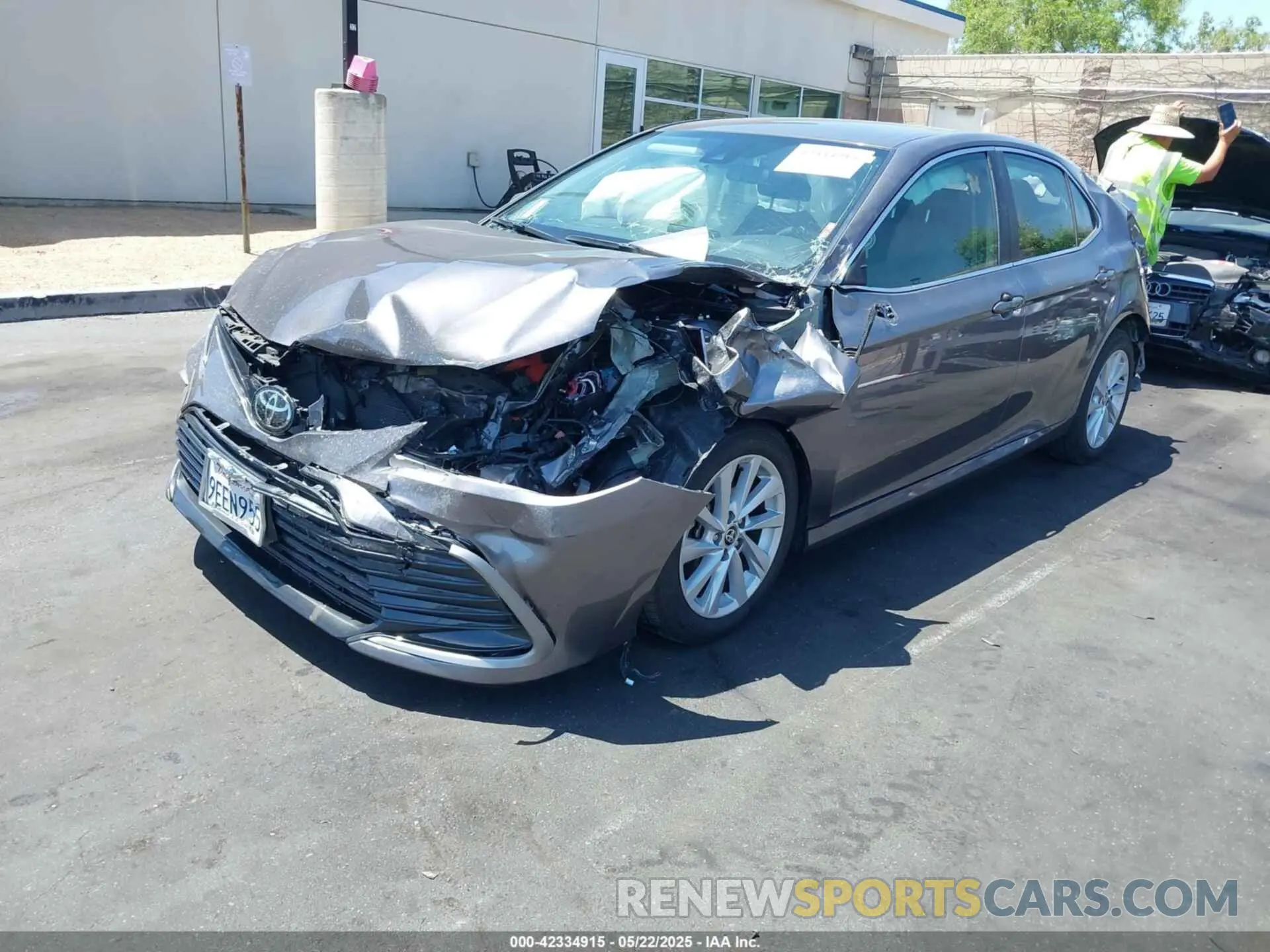 2 fotografías del automóvil dañado 4T1C11AK2PU117562 TOYOTA CAMRY 2023