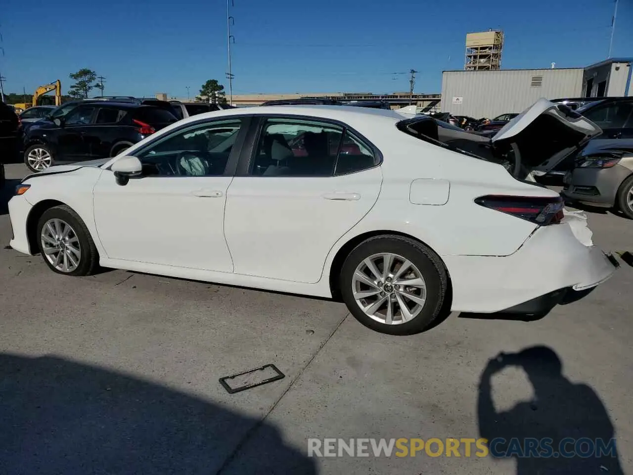 2 fotografías del automóvil dañado 4T1C11AK5PU745132 TOYOTA CAMRY 2023