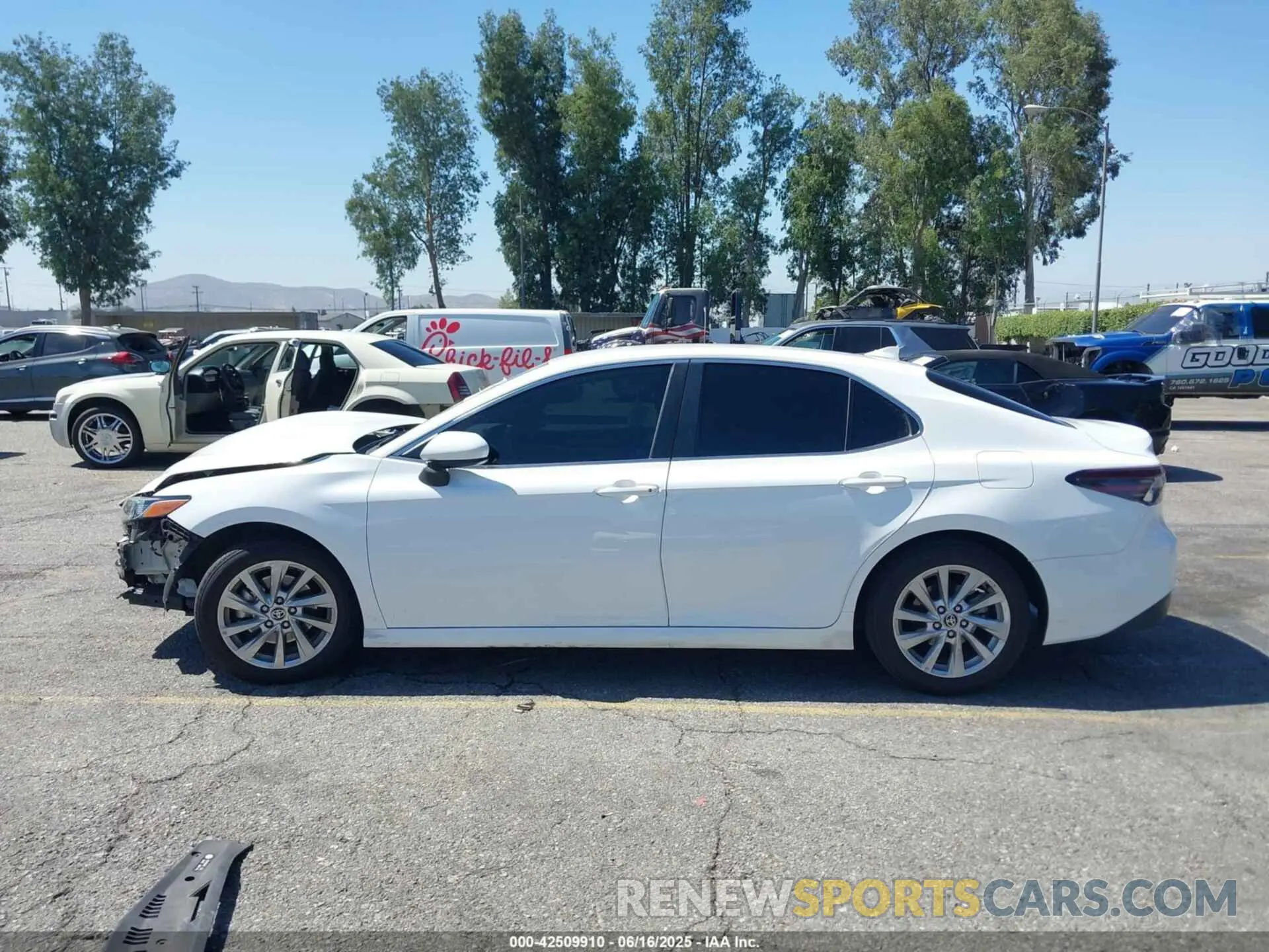 14 fotografías del automóvil dañado 4T1C11AK6PU783369 TOYOTA CAMRY 2023