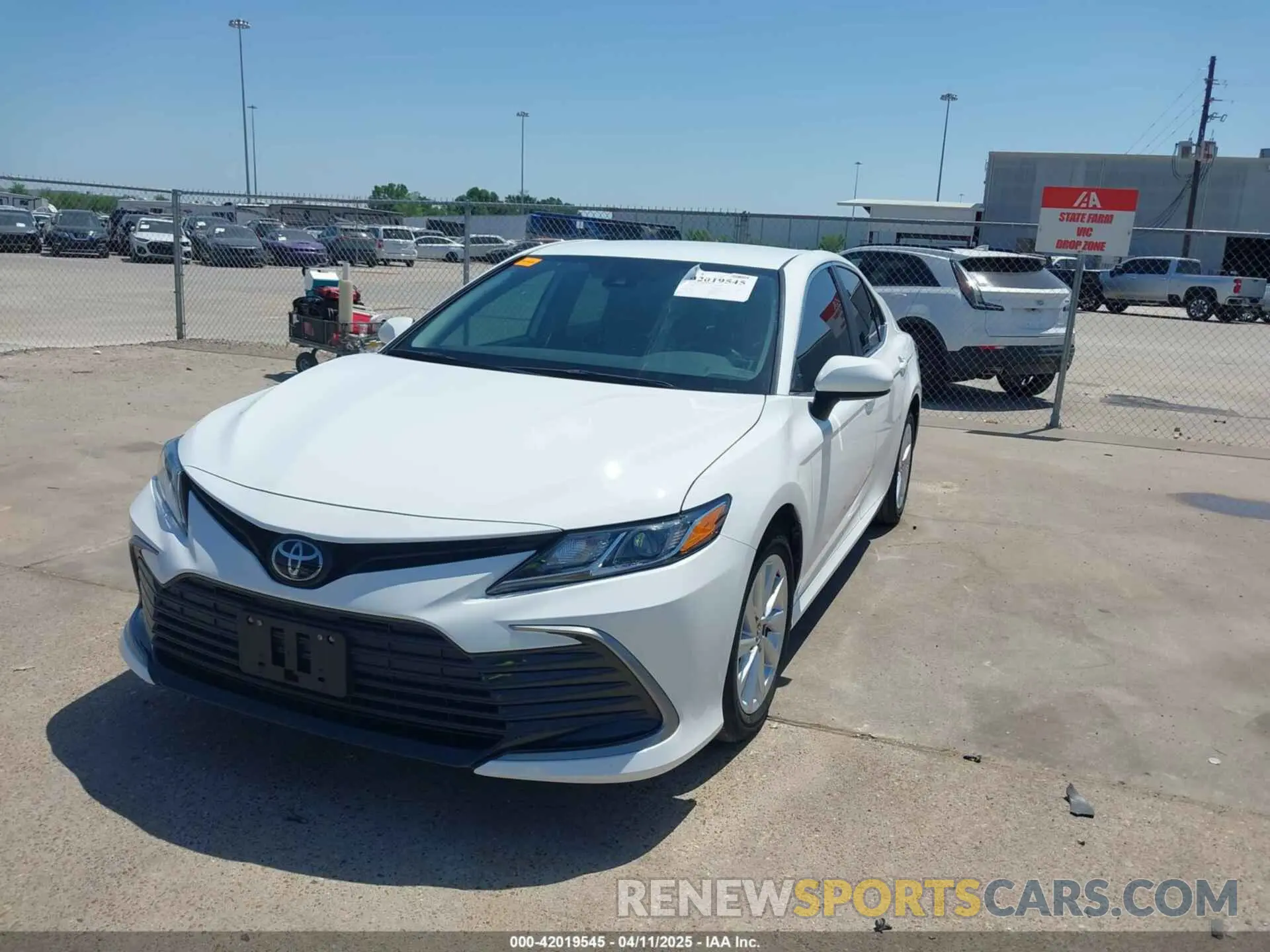 2 fotografías del automóvil dañado 4T1C11AKXPU804367 TOYOTA CAMRY 2023