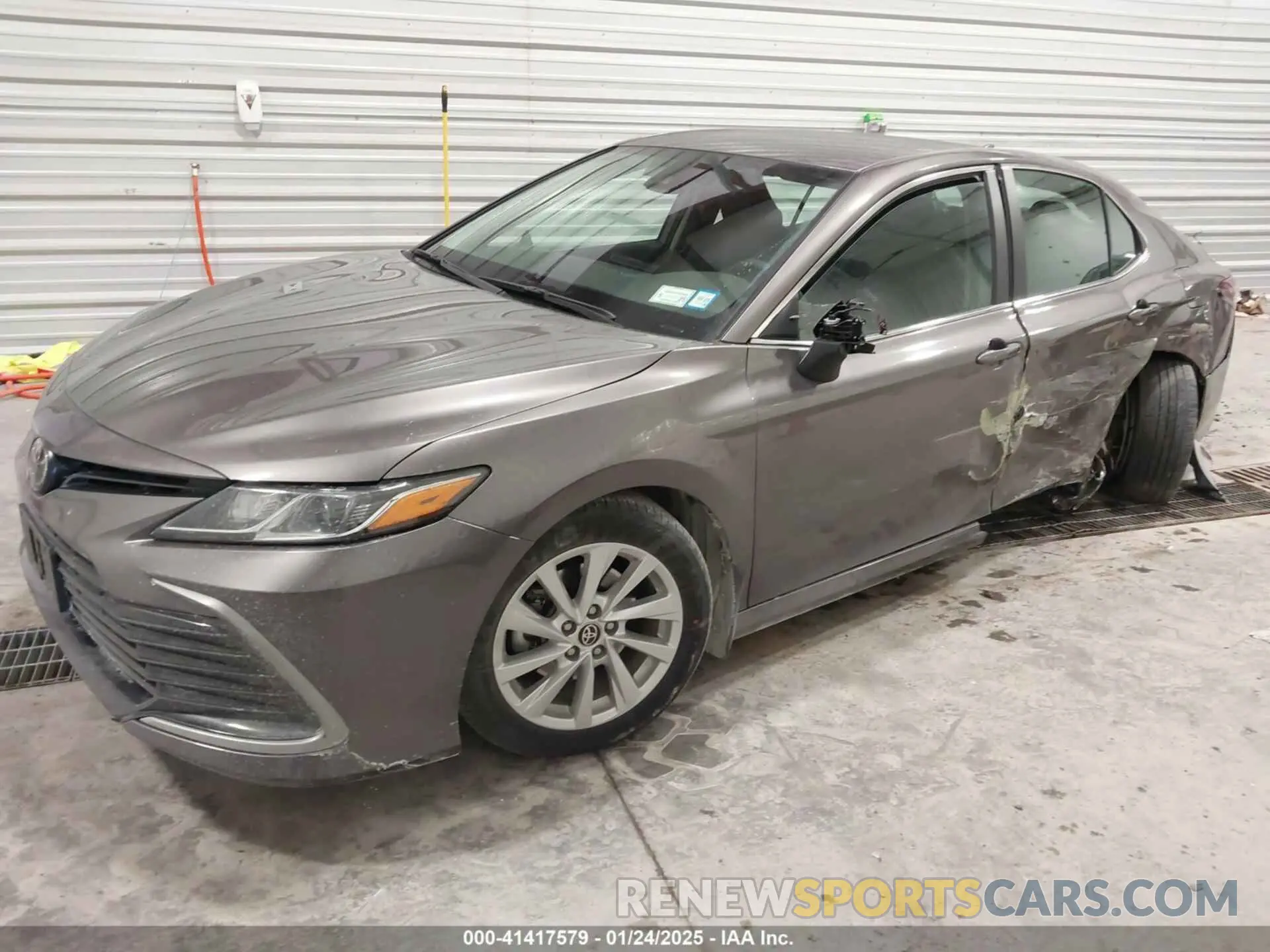 2 fotografías del automóvil dañado 4T1C11AKXPU816700 TOYOTA CAMRY 2023