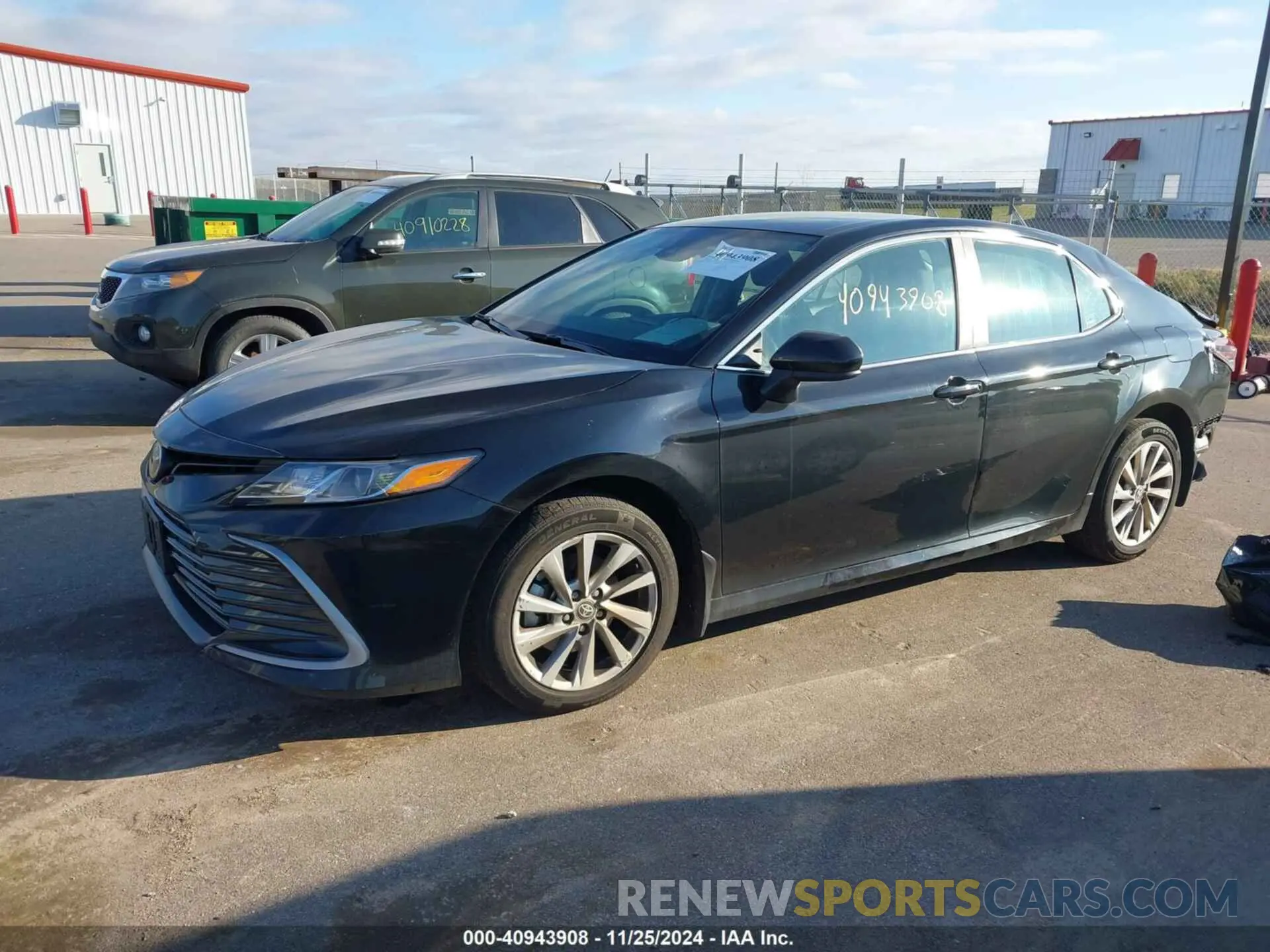 2 fotografías del automóvil dañado 4T1C11BK3PU091620 TOYOTA CAMRY 2023