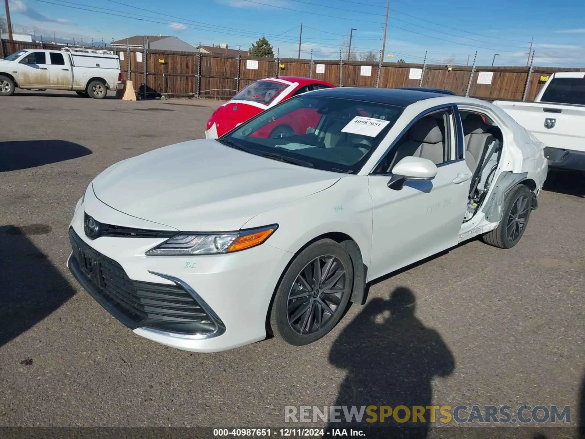 2 fotografías del automóvil dañado 4T1F11BK0PU098537 TOYOTA CAMRY 2023