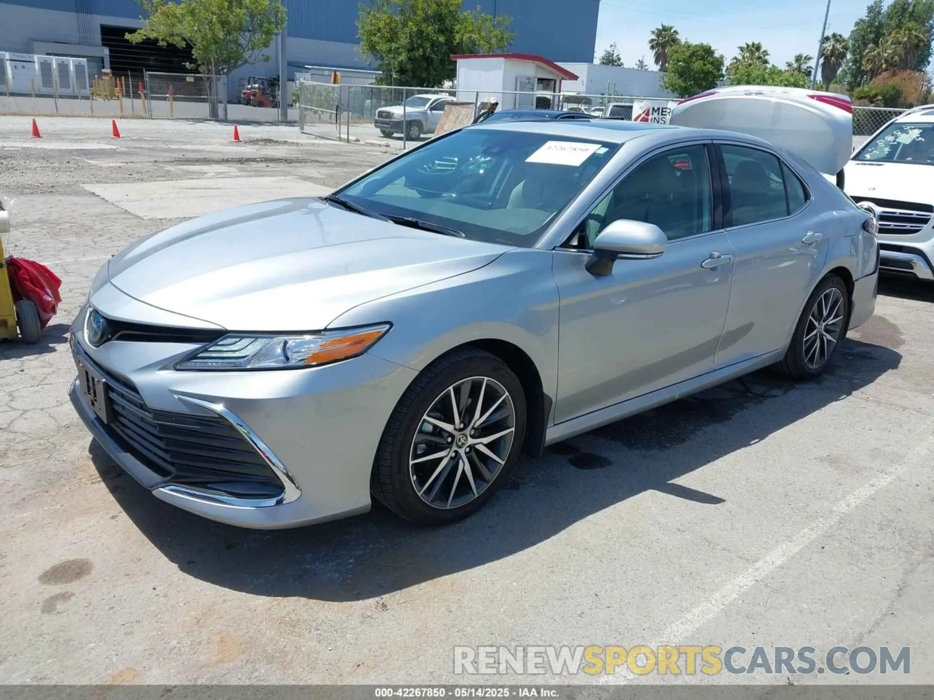 2 fotografías del automóvil dañado 4T1F31AK7PU613965 TOYOTA CAMRY 2023