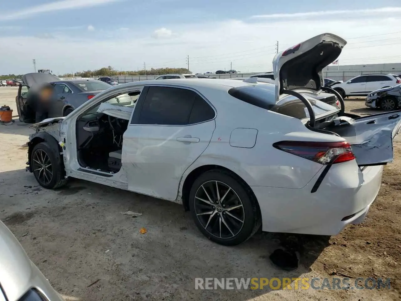 2 fotografías del automóvil dañado 4T1G11AK0PU078343 TOYOTA CAMRY 2023