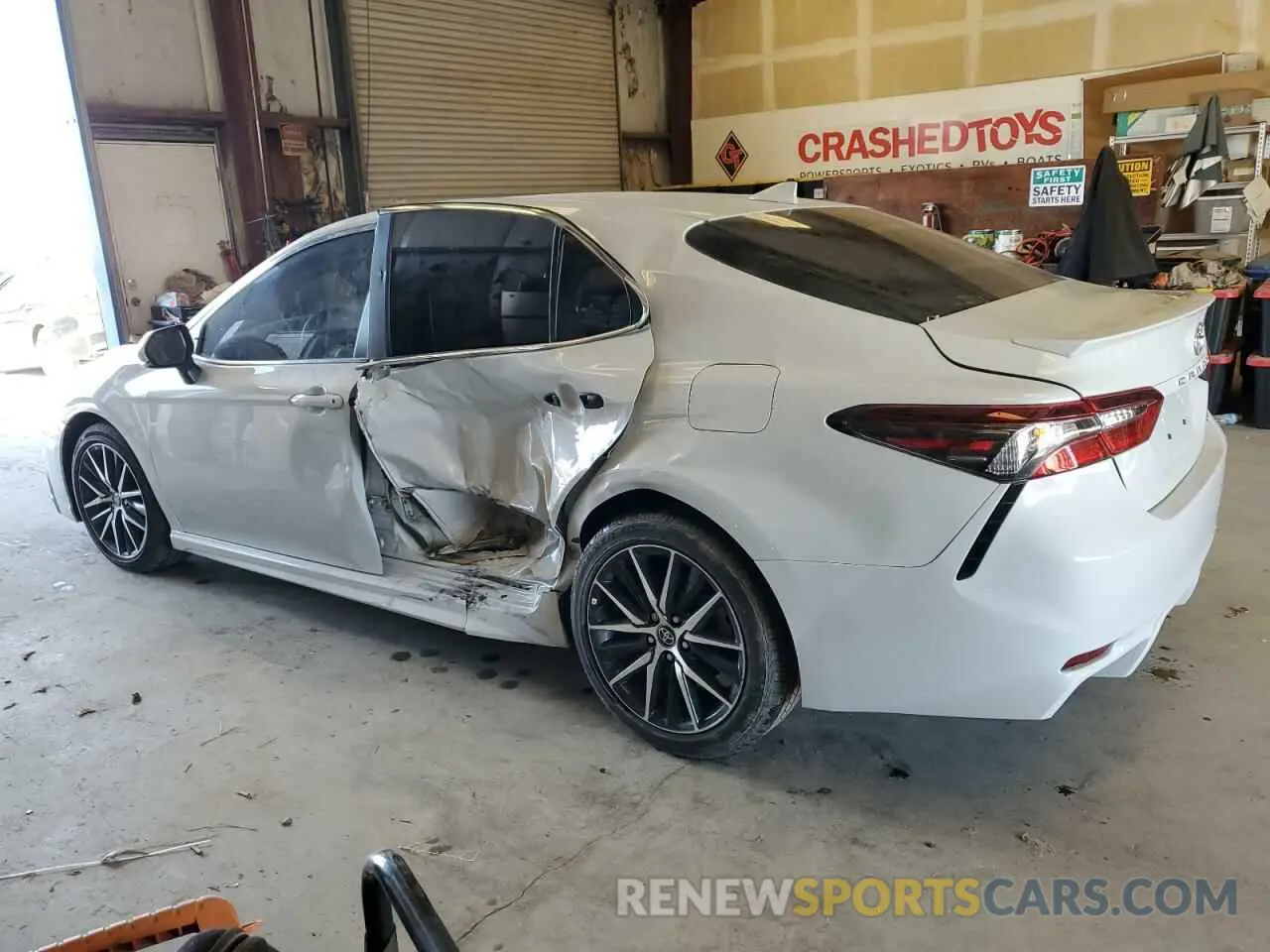 2 fotografías del automóvil dañado 4T1G11AK0PU166437 TOYOTA CAMRY 2023