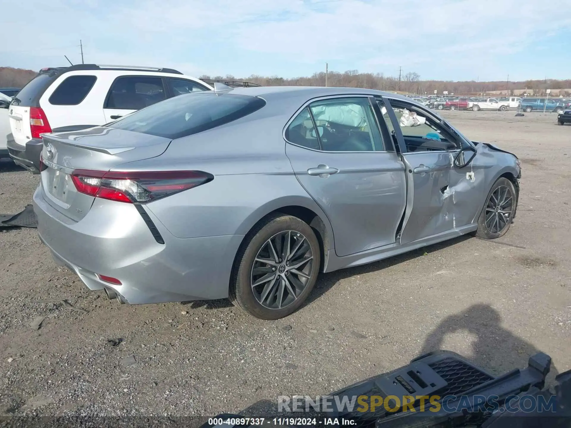 4 fotografías del automóvil dañado 4T1G11AK0PU729678 TOYOTA CAMRY 2023