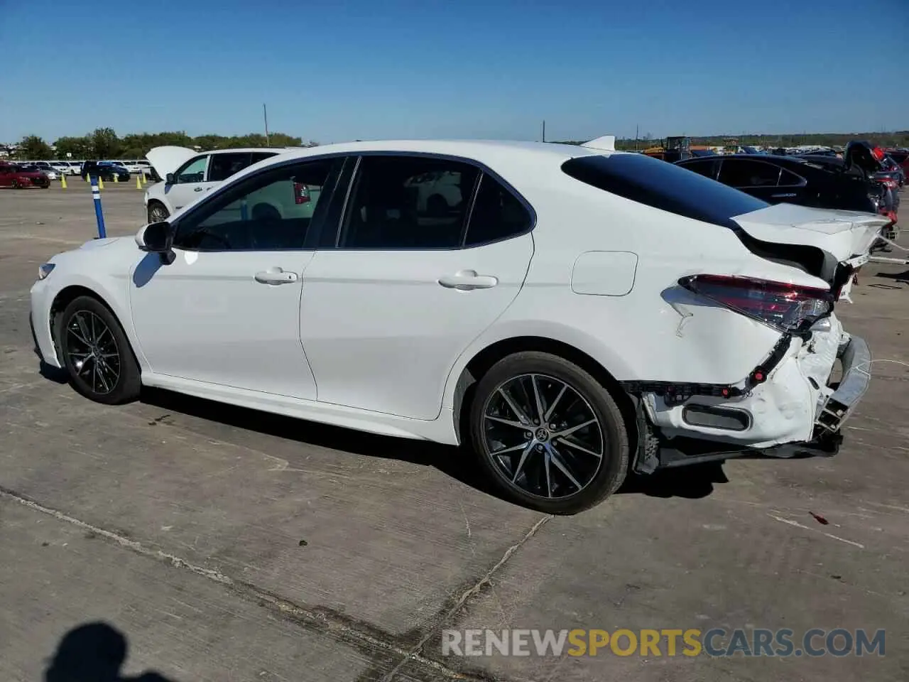 2 fotografías del automóvil dañado 4T1G11AK0PU748134 TOYOTA CAMRY 2023