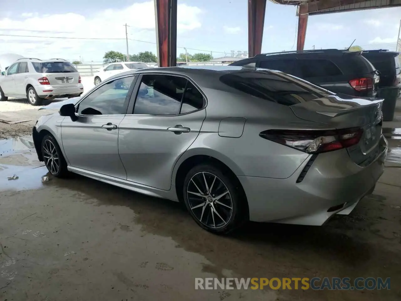 2 fotografías del automóvil dañado 4T1G11AK0PU801673 TOYOTA CAMRY 2023