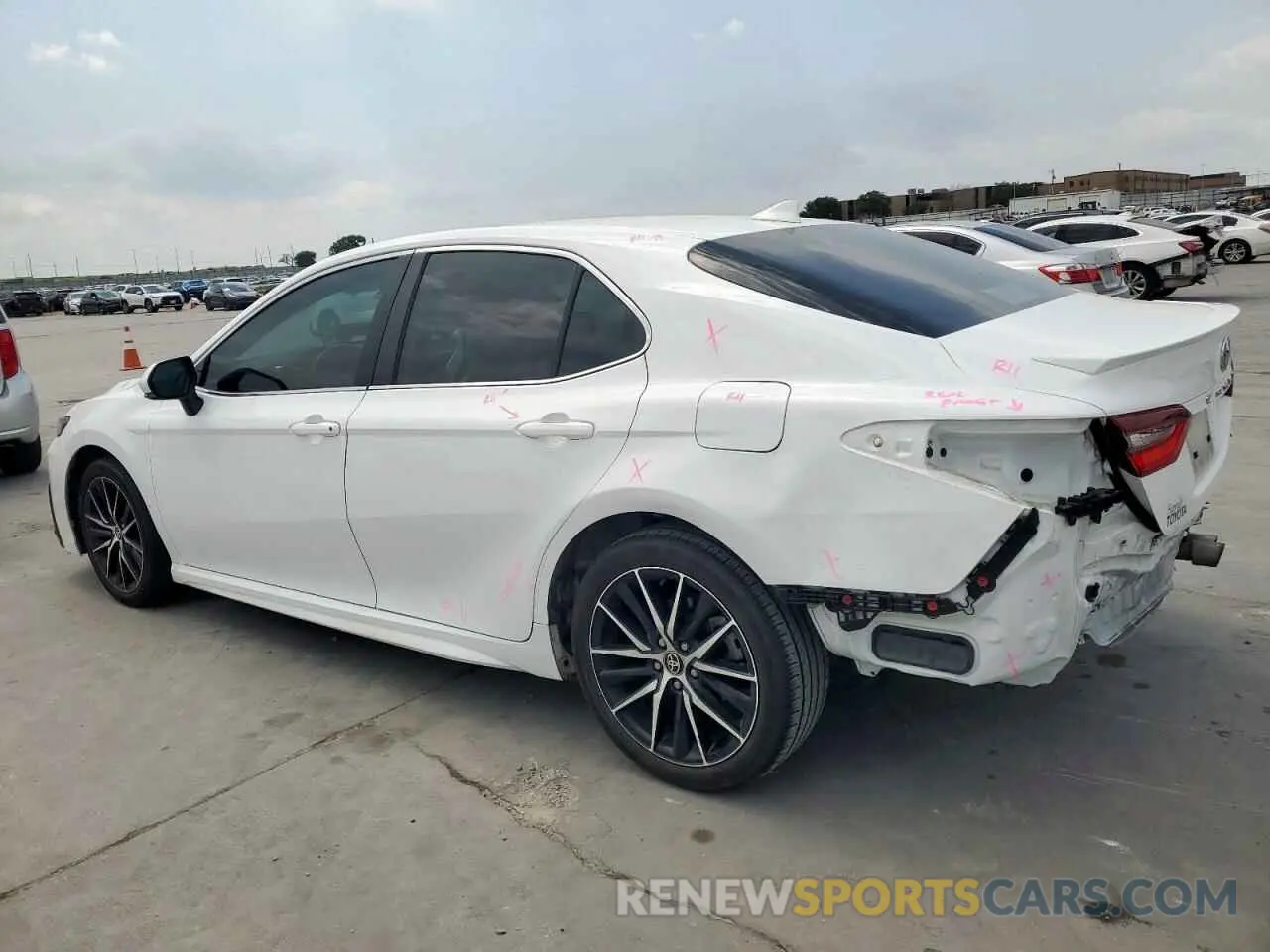 2 fotografías del automóvil dañado 4T1G11AK0PU818215 TOYOTA CAMRY 2023