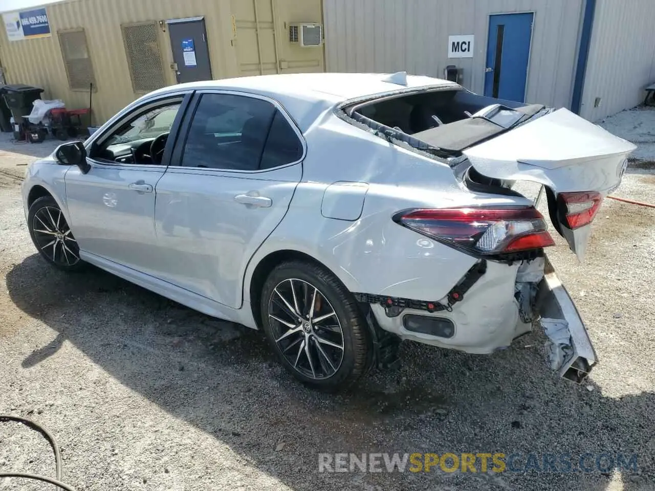 2 fotografías del automóvil dañado 4T1G11AK1PU094342 TOYOTA CAMRY 2023