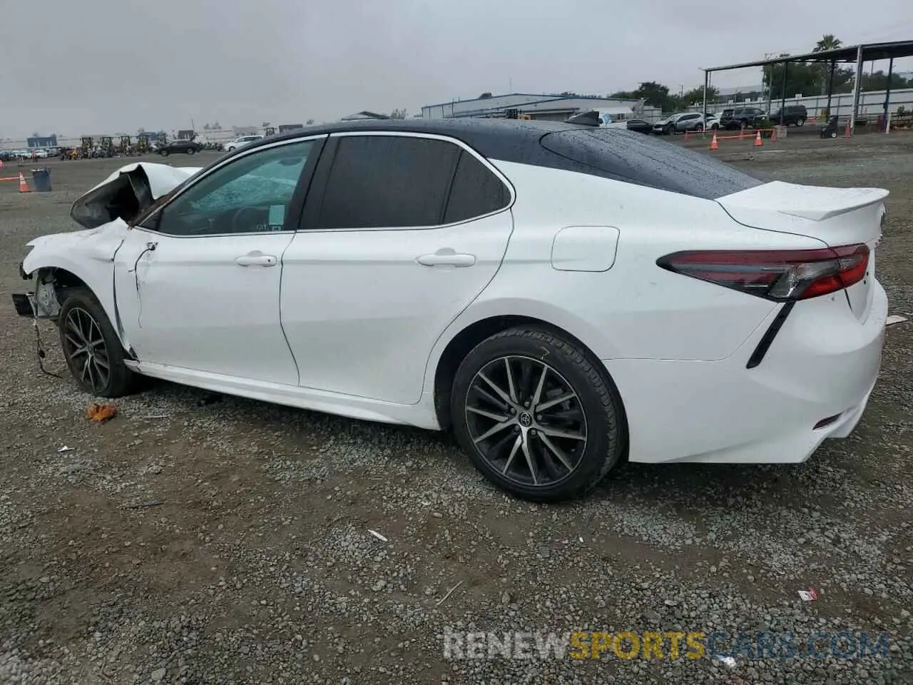 2 fotografías del automóvil dañado 4T1G11AK1PU722030 TOYOTA CAMRY 2023