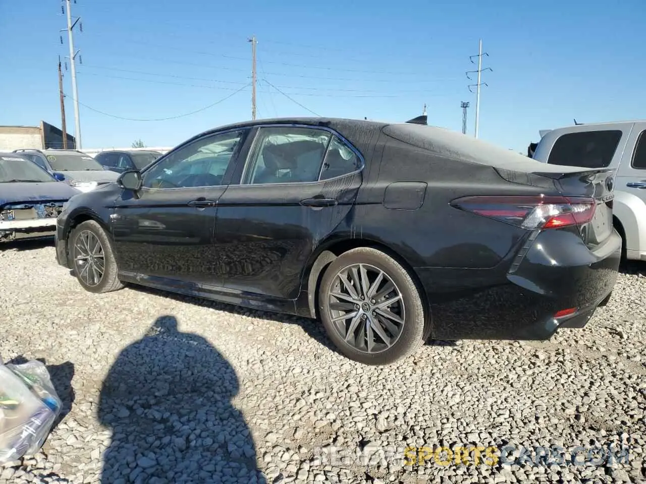 2 fotografías del automóvil dañado 4T1G11AK1PU816067 TOYOTA CAMRY 2023