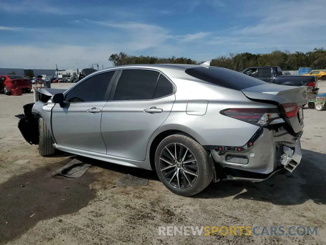 2 fotografías del automóvil dañado 4T1G11AK1PU820040 TOYOTA CAMRY 2023