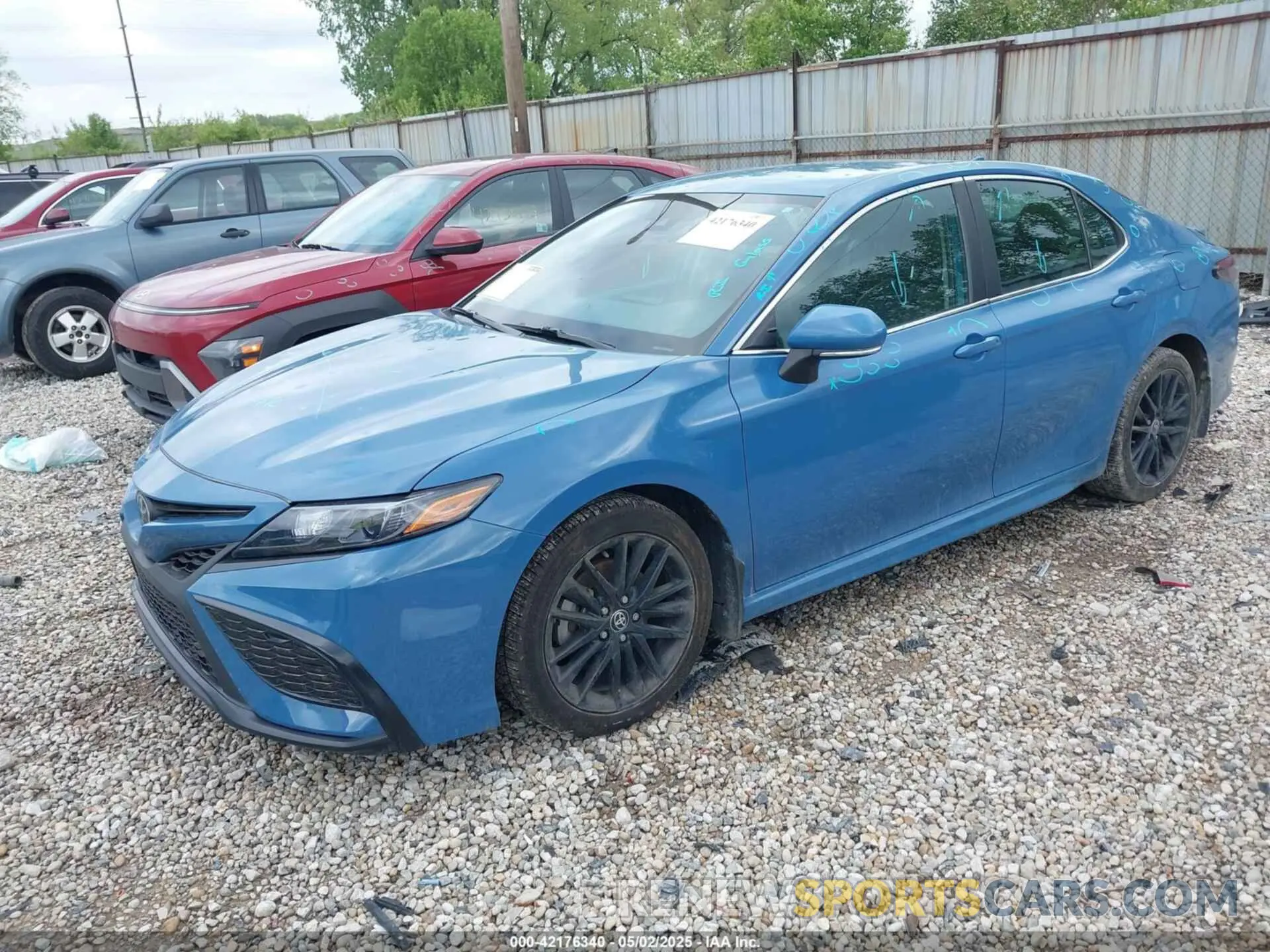 2 fotografías del automóvil dañado 4T1G11AK2PU080918 TOYOTA CAMRY 2023