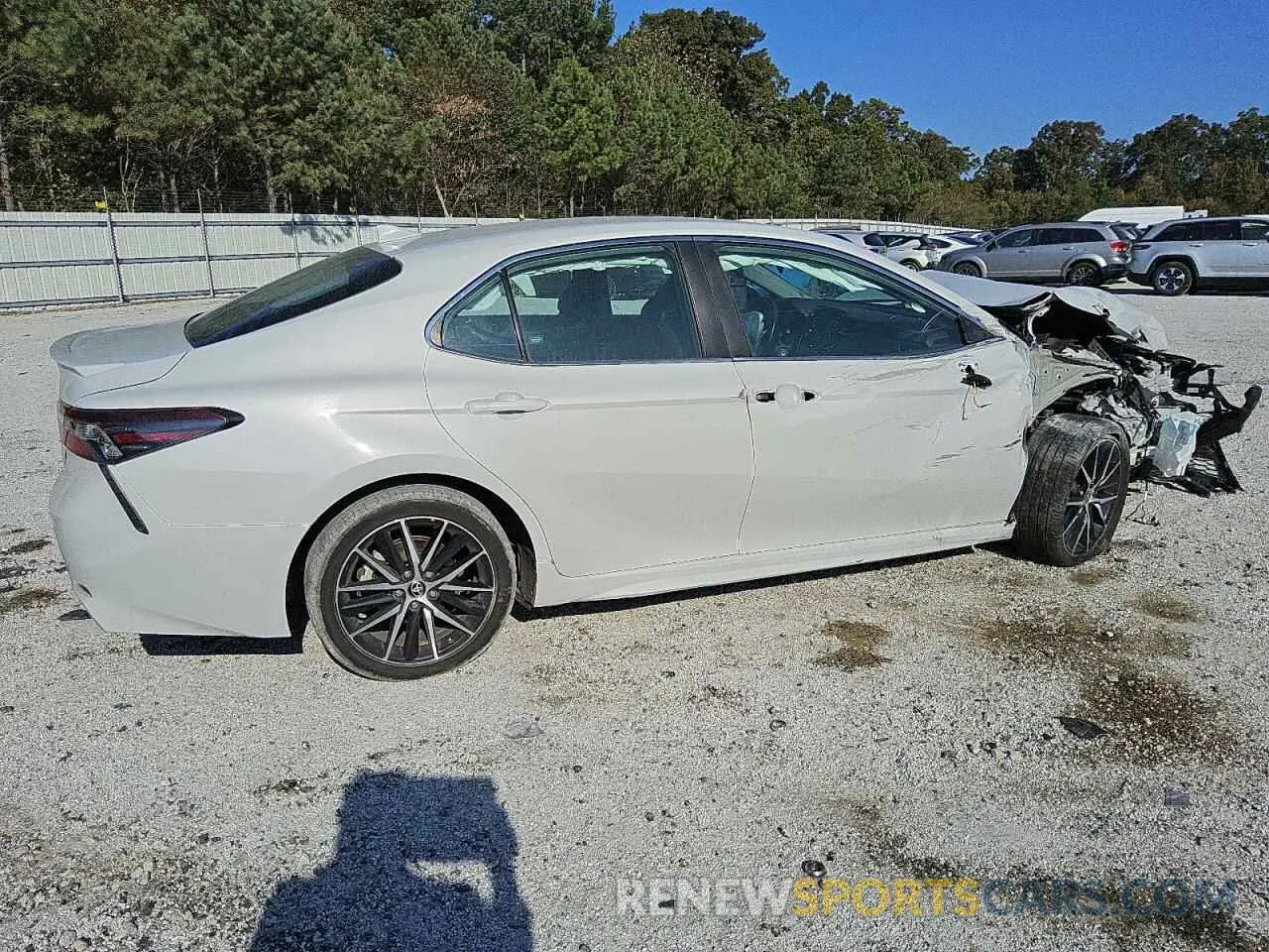 3 fotografías del automóvil dañado 4T1G11AK2PU091644 TOYOTA CAMRY 2023