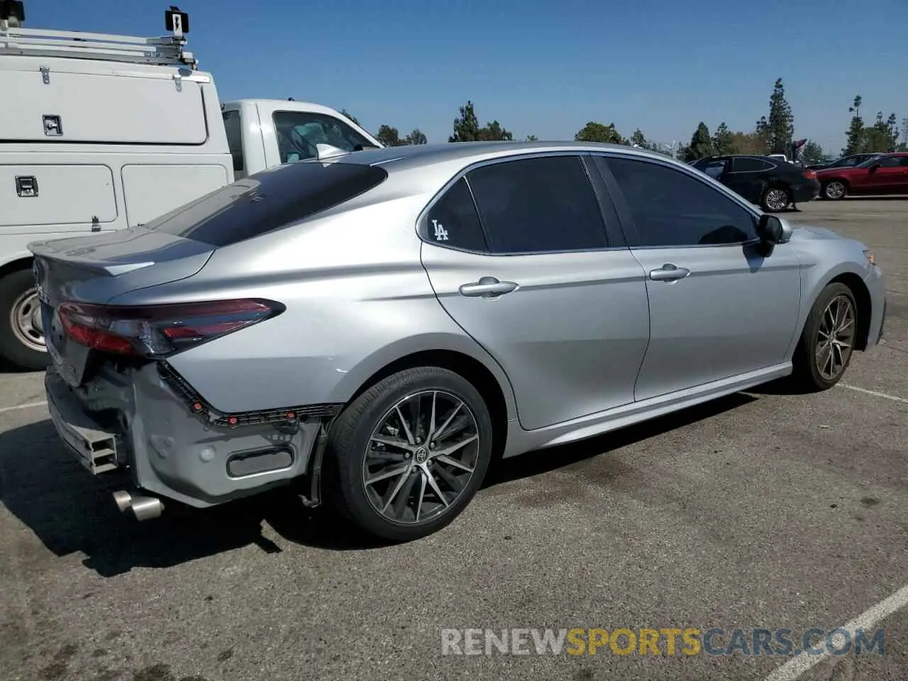 3 fotografías del automóvil dañado 4T1G11AK2PU151955 TOYOTA CAMRY 2023