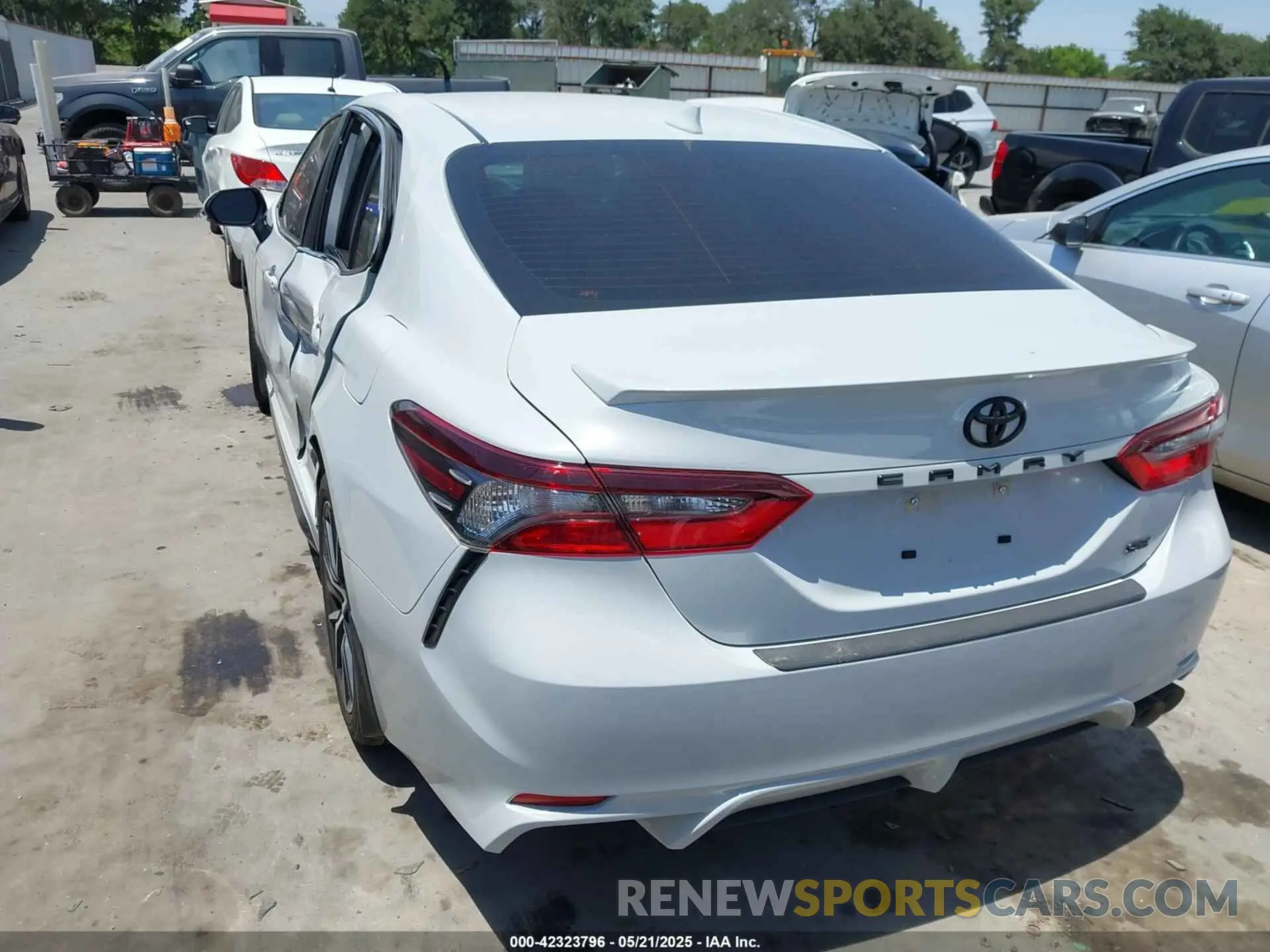 3 fotografías del automóvil dañado 4T1G11AK2PU171610 TOYOTA CAMRY 2023