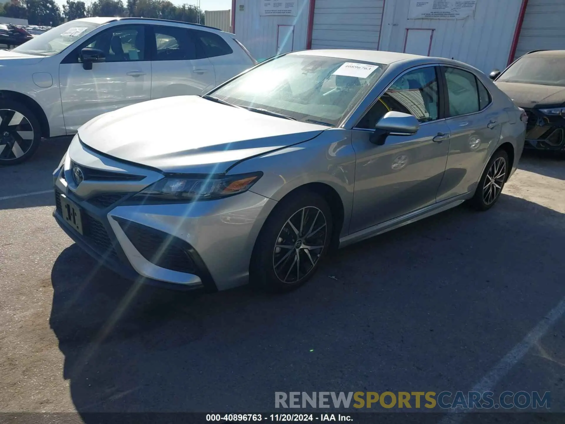 2 fotografías del automóvil dañado 4T1G11AK2PU740245 TOYOTA CAMRY 2023