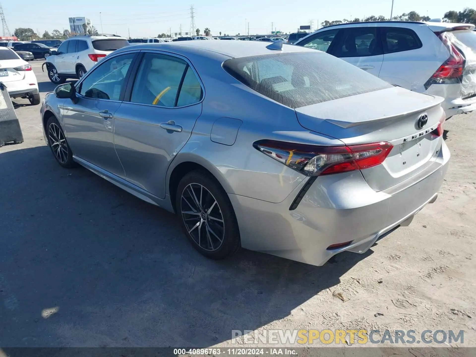 3 fotografías del automóvil dañado 4T1G11AK2PU740245 TOYOTA CAMRY 2023