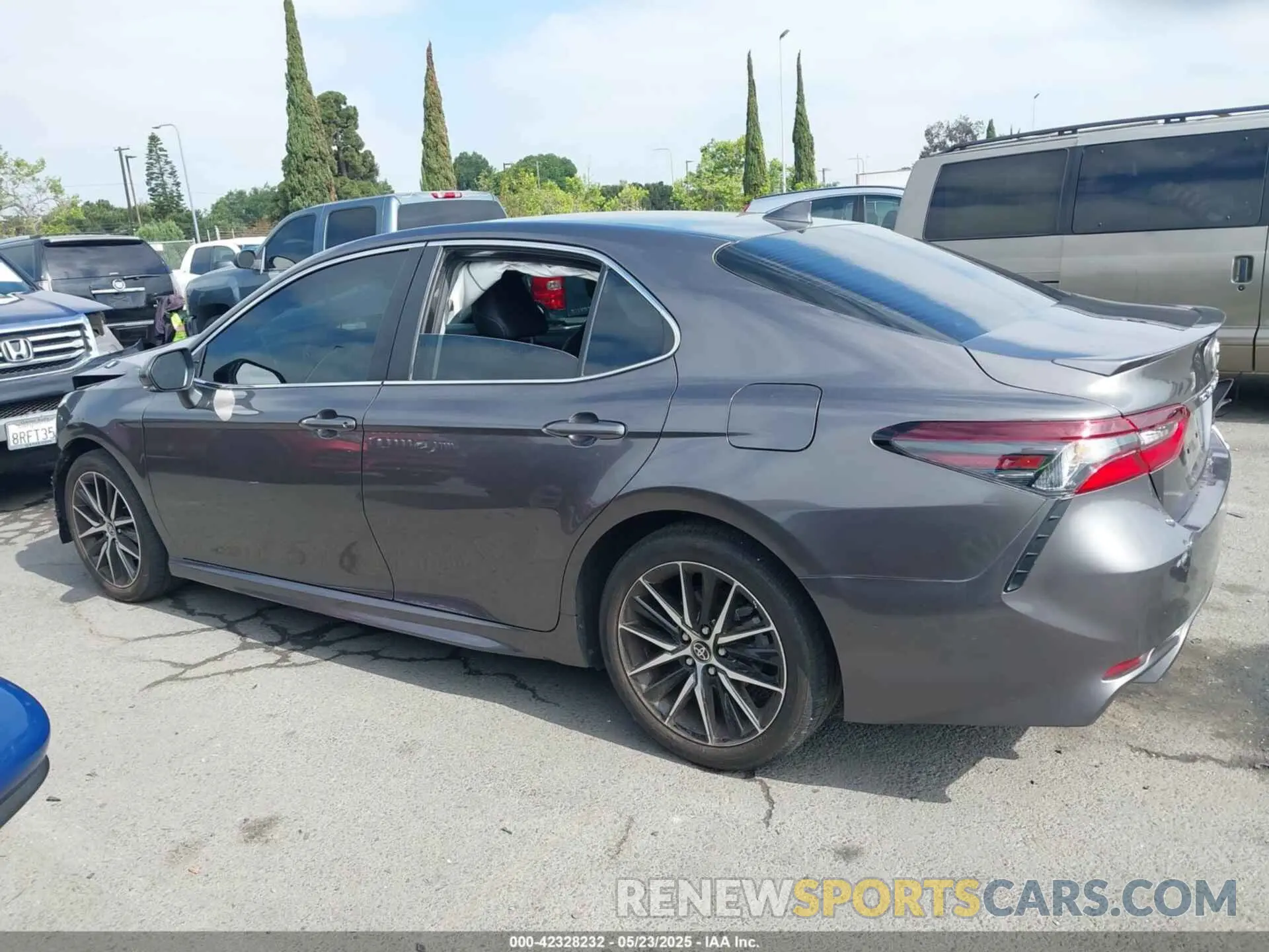 15 fotografías del automóvil dañado 4T1G11AK2PU806759 TOYOTA CAMRY 2023